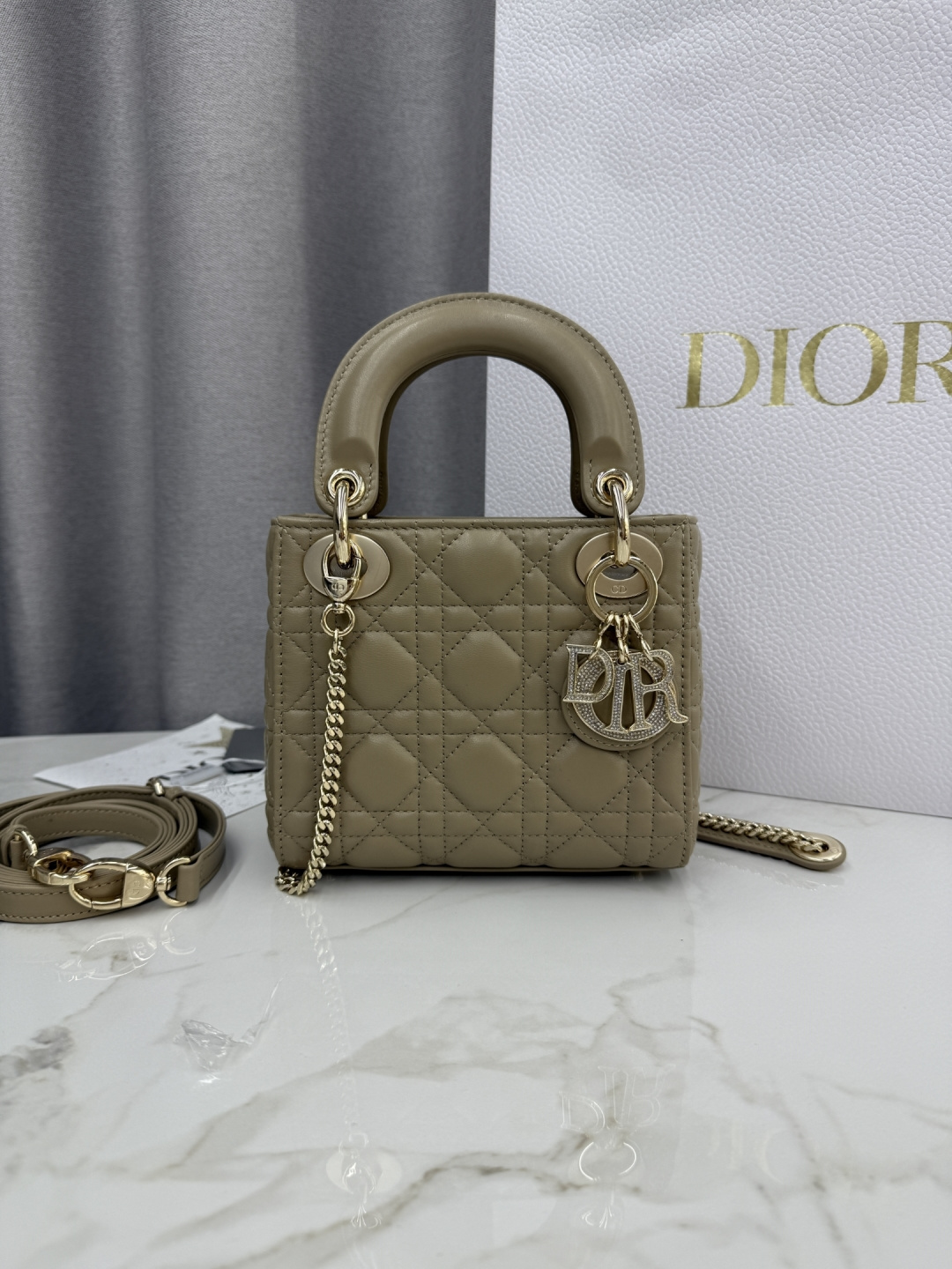 Hebilla de diamantes de piel de oveja y albaricoque de té con leche de tres celosías Bolso Princesa Diana-No.: M0505 Di…