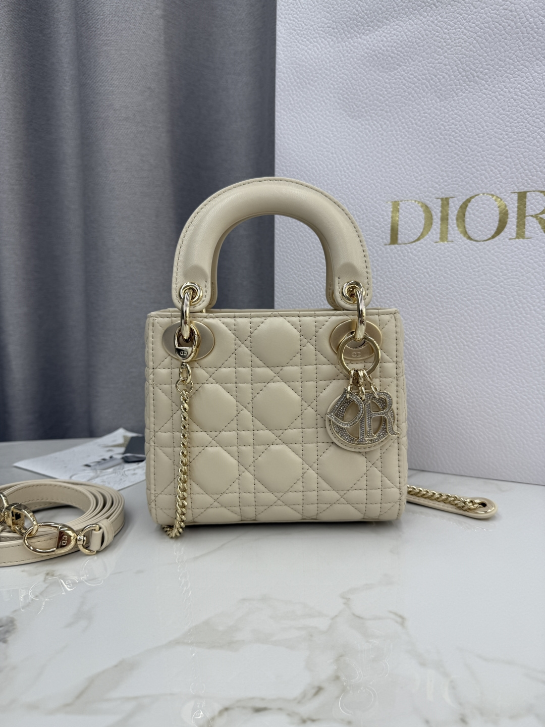 Bolso Princesa Diana con hebilla de diamantes de piel de oveja marfil de tres paneles-No.: M0505 Dimensiones: 17 x 15 x…