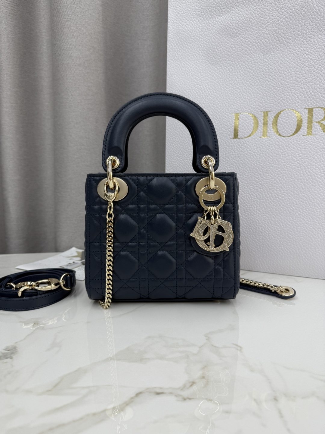 Triple Night Sky Blue - Bolso Lady Dior con hebilla de diamante en piel de oveja - Referencia: M0505 Este bolso Lady Di…