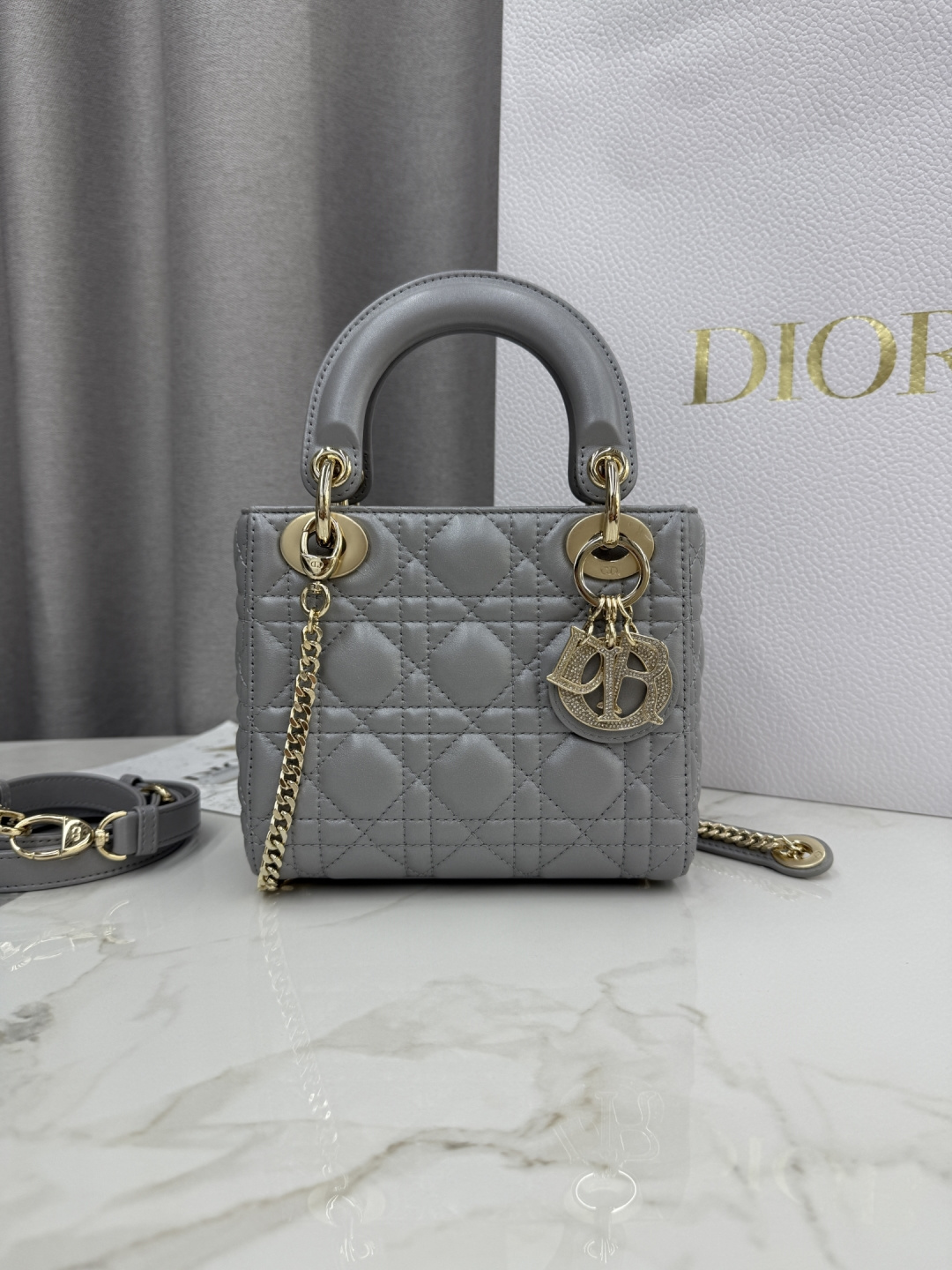 Tres compartimentos gris nacarado - Bolso Princesa Diana con hebilla de diamante en piel de oveja - No.: M0505 Dimensio…