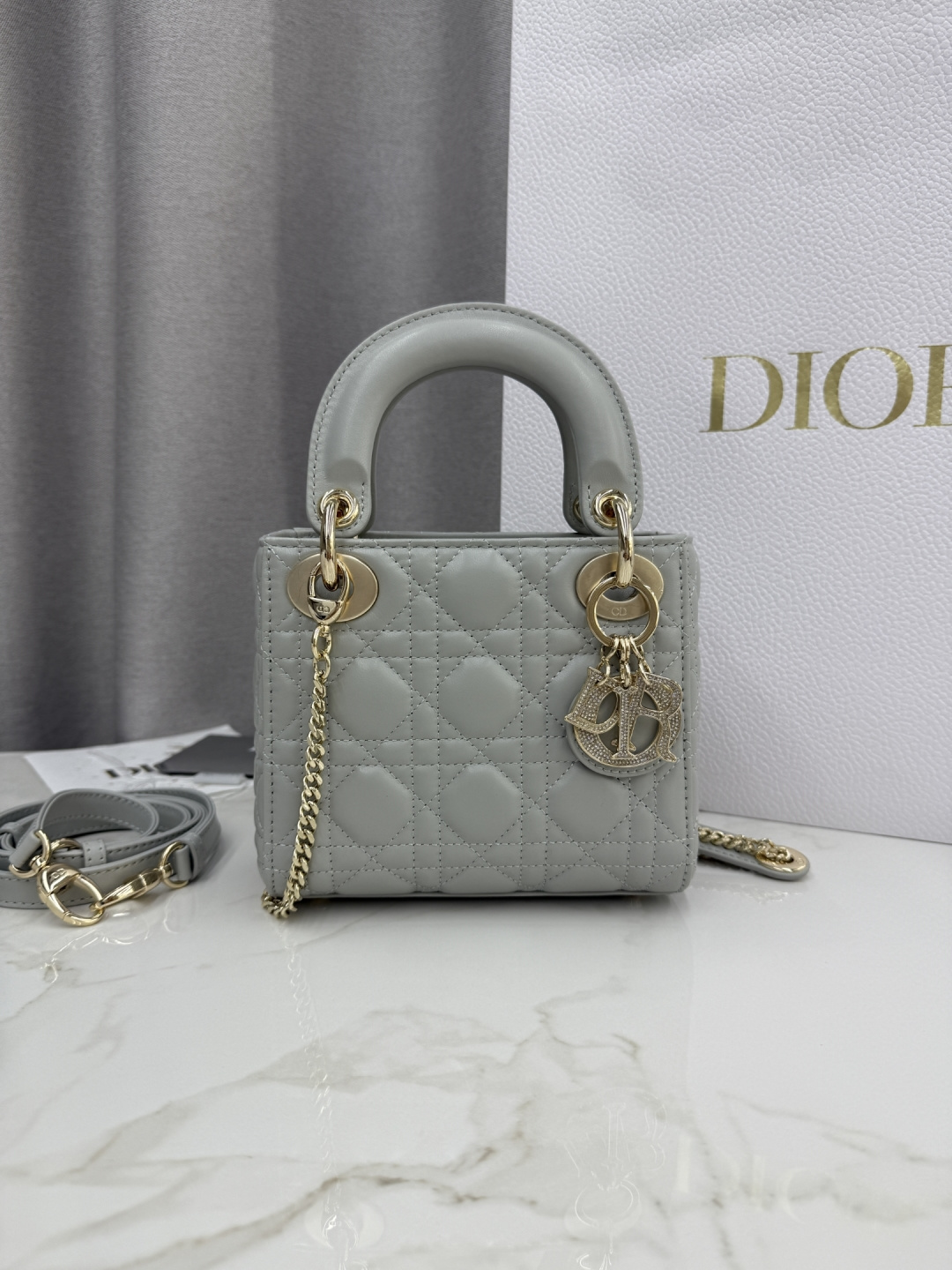 Hebilla de diamantes de piel de oveja gris nube de tres paneles Bolso Princesa Diana-No.: M0505 Dimensiones: 17 x 15 x …