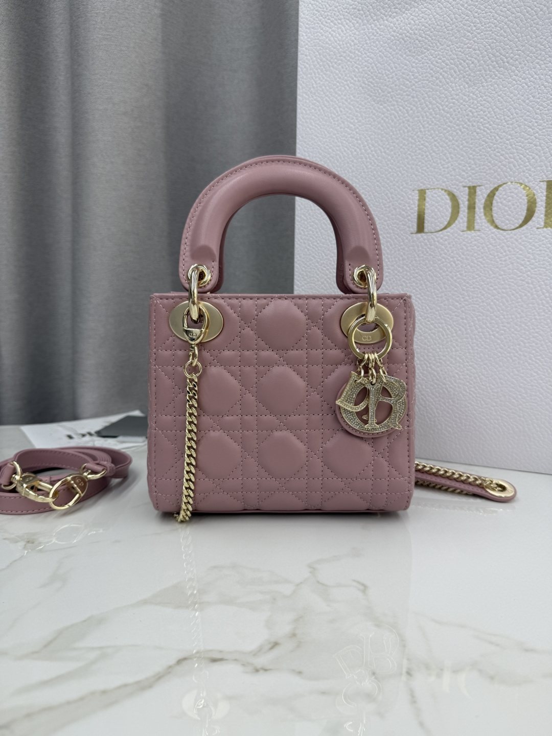Bolso Princesa Diana con hebilla de diamantes de piel de oveja rosa retro de tres celosías-No.: M0505 Dimensiones: 17 x…