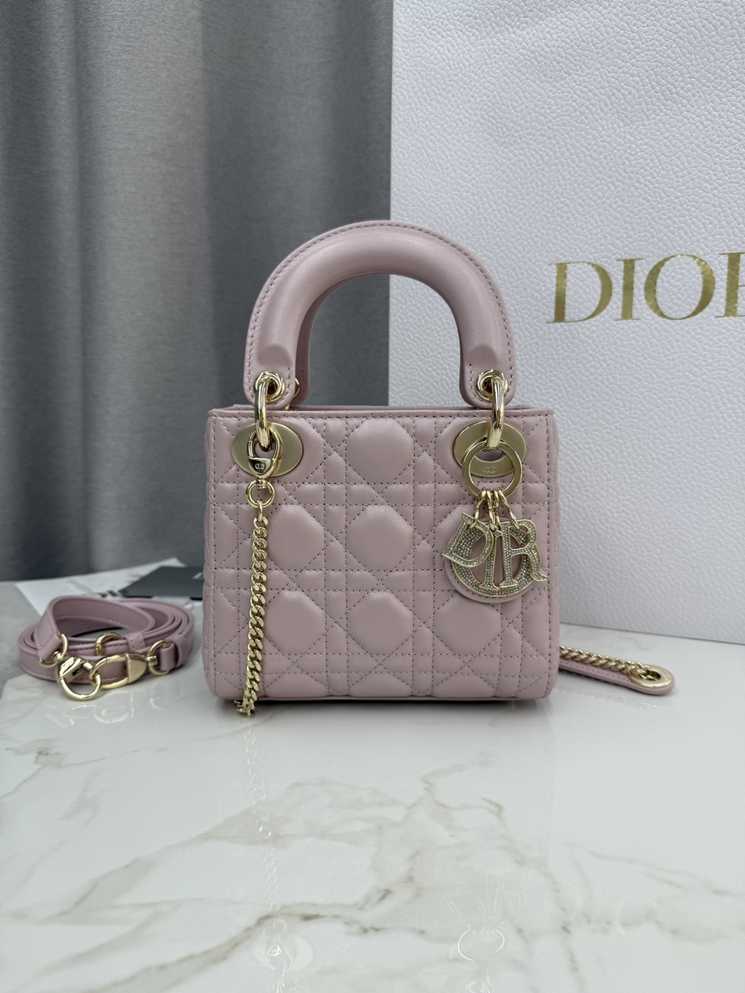Tres puertas de piel de oveja rosa nacarada con hebilla de diamante Princesa Diana No. de bolso: M0505 Dimensiones: 17 …