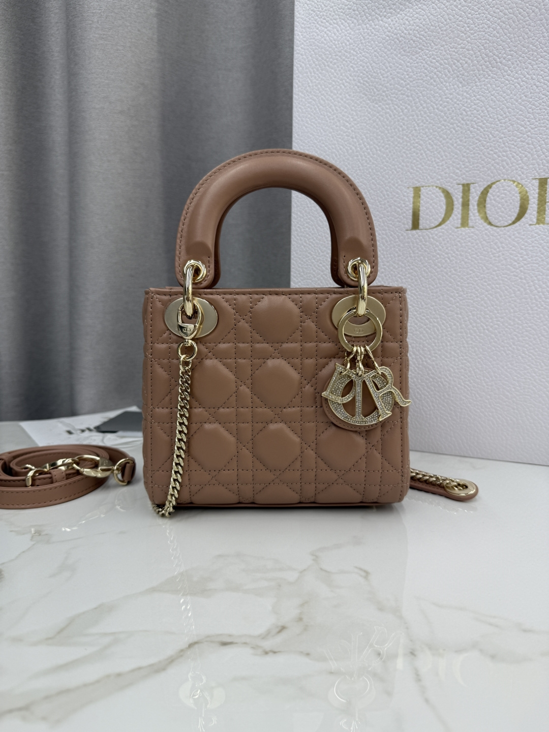 Tres rejillas rosa-piel de oveja rosa con hebilla de diamante Bolso Princesa Diana No.: M0505 Dimensiones: 17 x 15 x 7 …