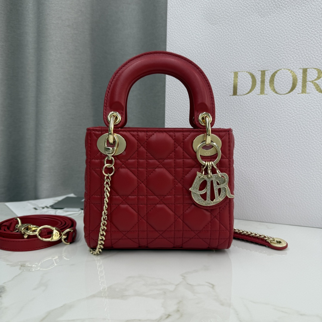 Bolso Lady Dior original en piel de primera calidad con tres rejillas en rojo vivo - hebilla de piel de oveja con diama…