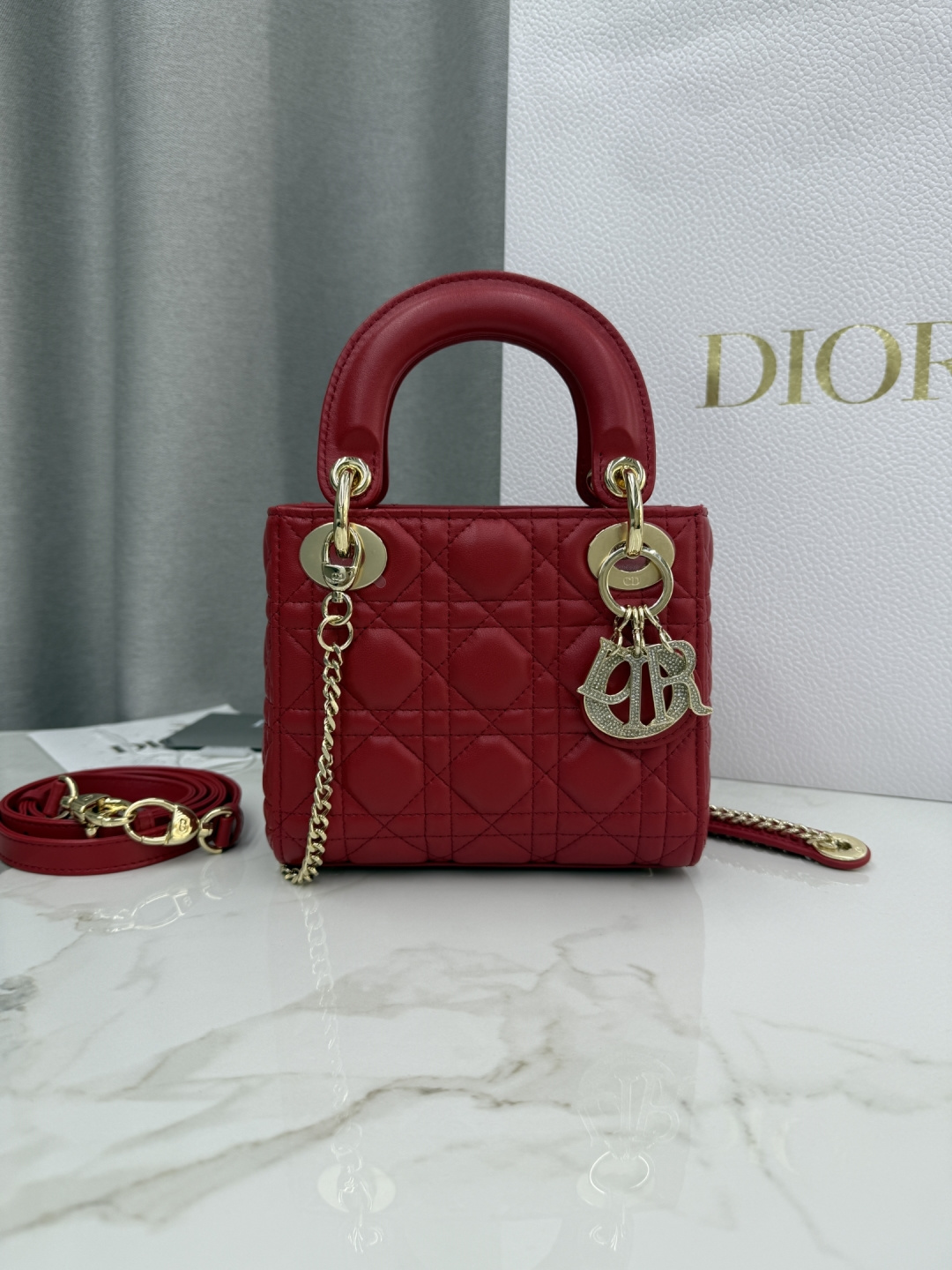 Tres compartimentos en piel de oveja roja brillante con hebilla de diamantes Bolso Princesa Diana-No.: M0505 Dimensione…