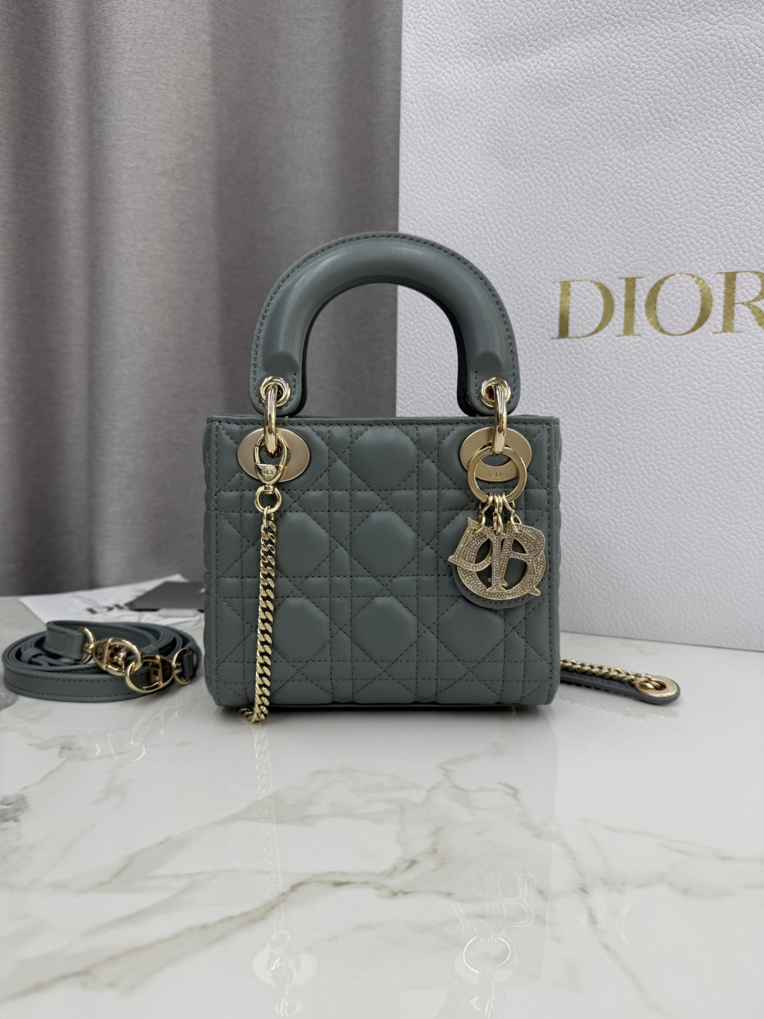 Bolso Princesa Diana Tres Rejillas Piedra Gris-Piel De Oveja Hebilla Diamante-Ref: M0505 Dimensiones: 17 x 15 x 7 cm (l…