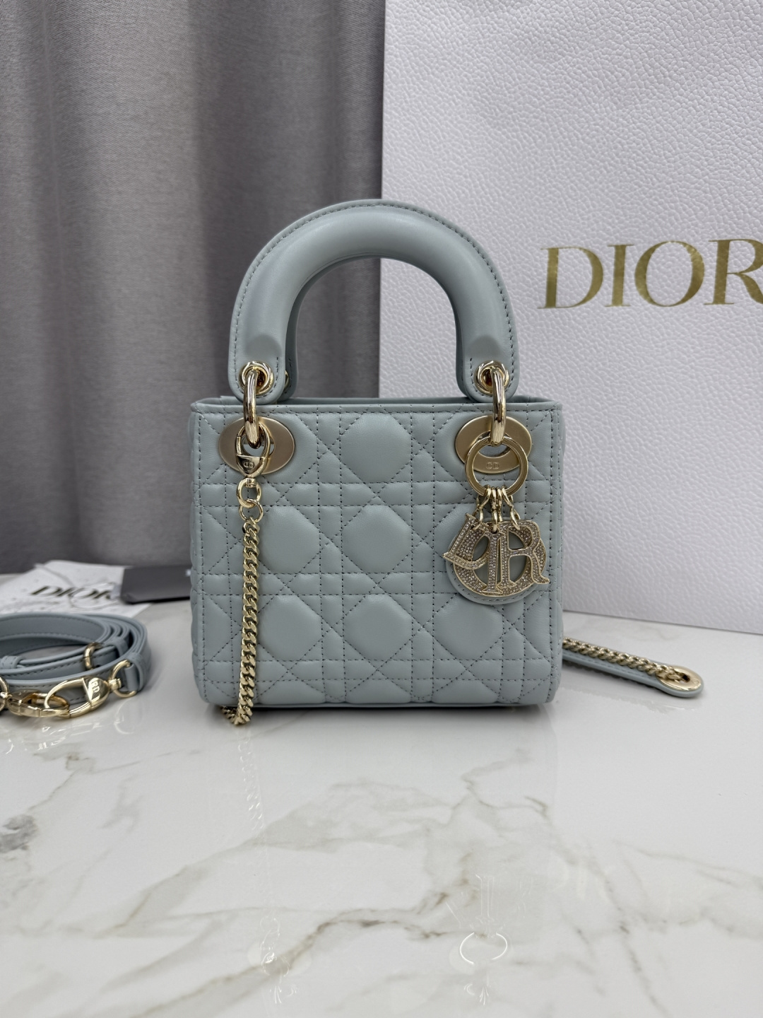 Hebilla de diamantes de piel de oveja azul lago de tres celosías Bolso Princesa Diana-No.: M0505 Dimensiones: 17 x 15 x…