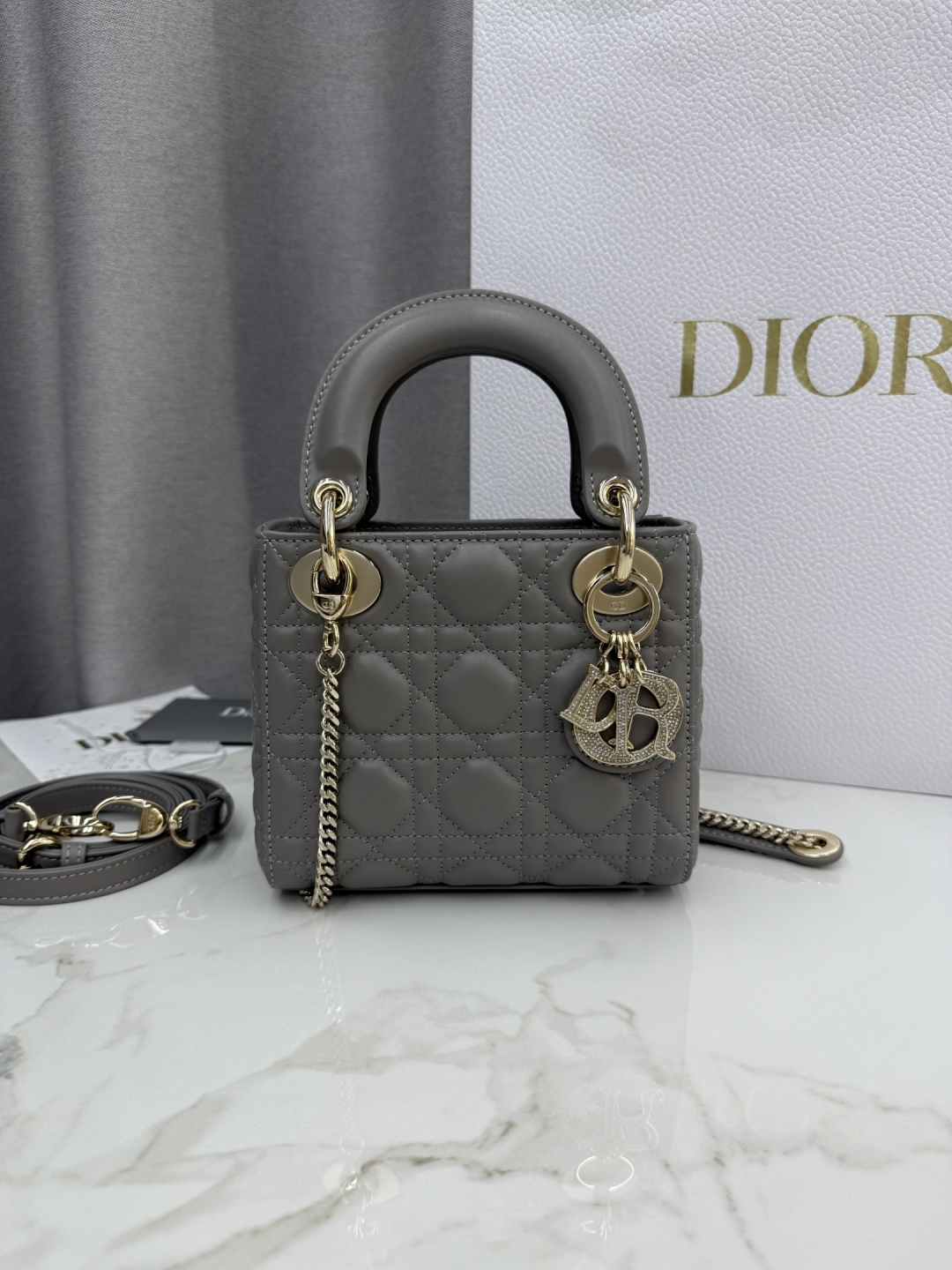Tres compartimentos gris claro-hebilla de diamantes de piel de oveja Bolso Princesa Diana-No.: M0505 Dimensiones: 17 x …