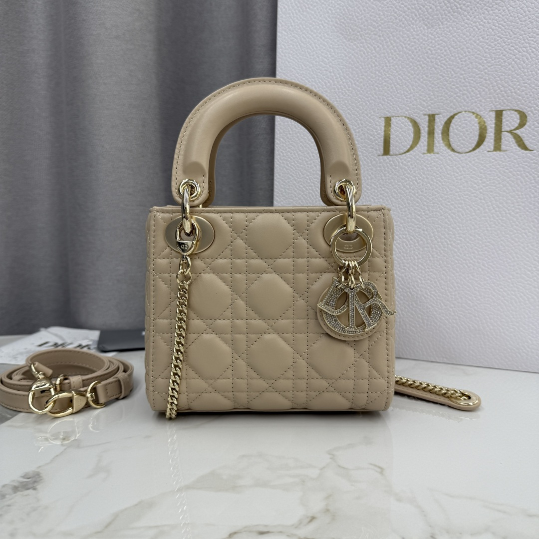 Bolso Lady Dior original en piel con chip de primera calidad, con tres compartimentos de arroz caramelo y hebilla de pi…