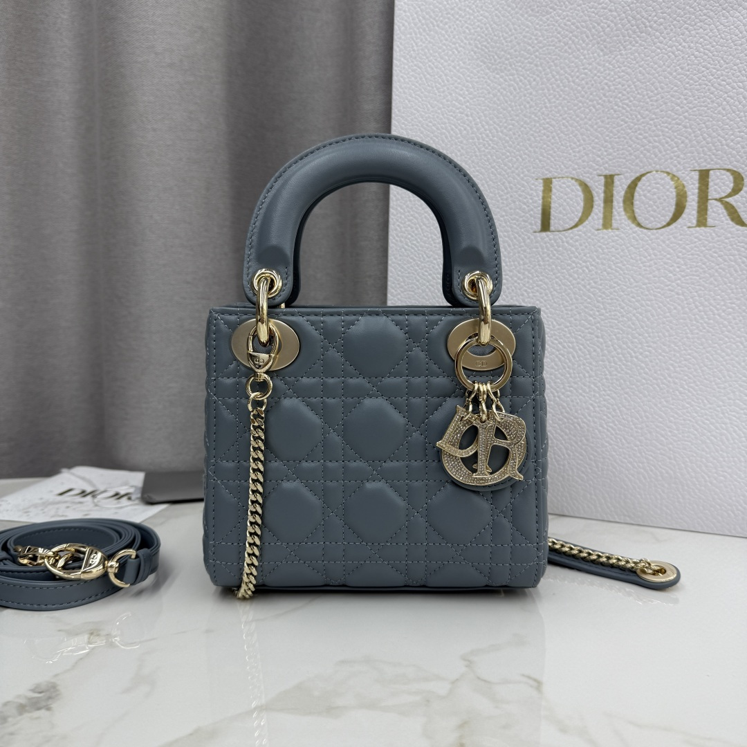 Bolso Lady Dior original de piel de primera calidad, en tres piezas azul neblina - hebilla de piel de oveja con diamant…