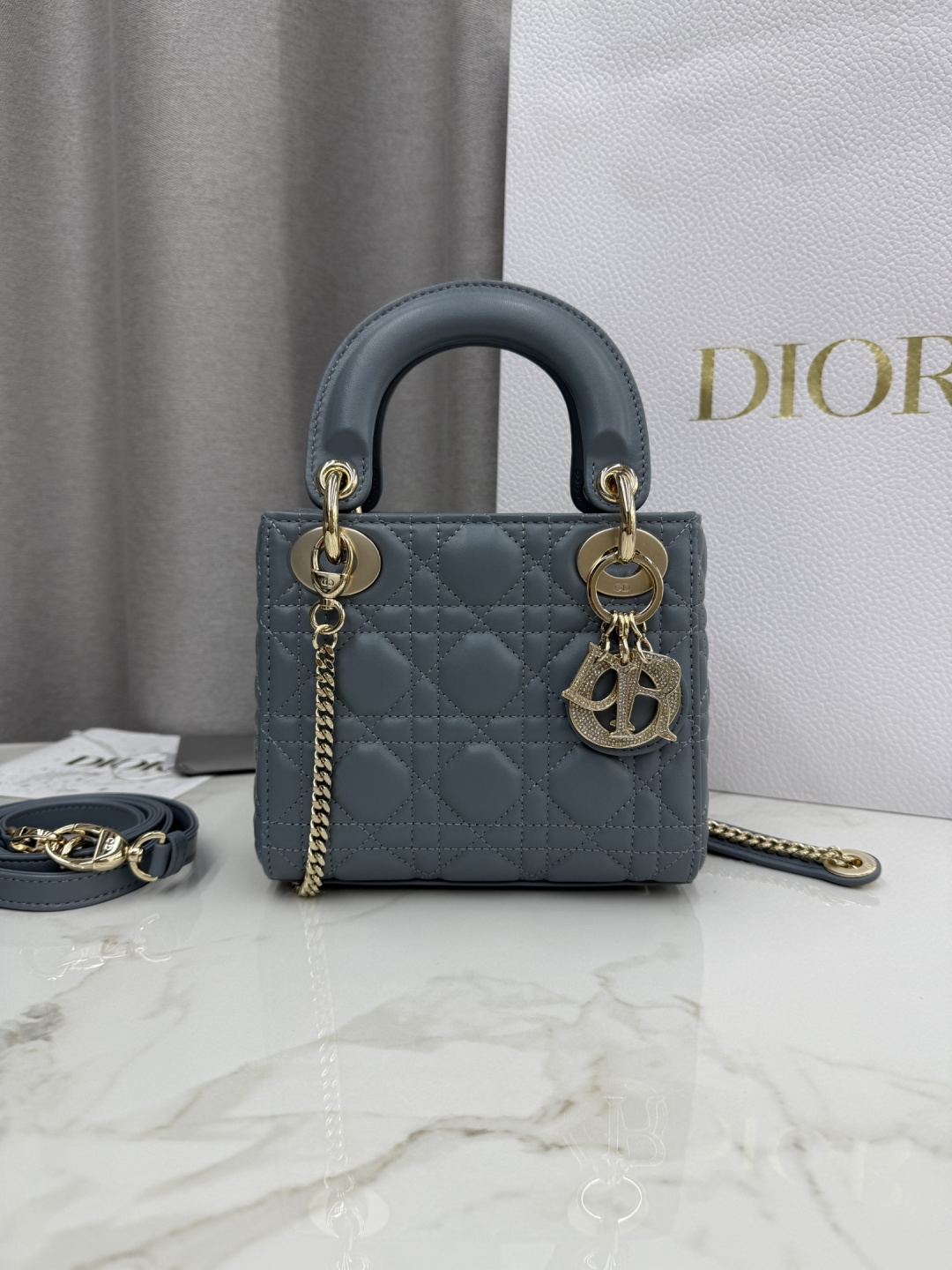 Hebilla de diamantes de piel de oveja azul neblina de tres paneles Bolso Princess Diana-No.: M0505 Dimensiones: 17 x 15…