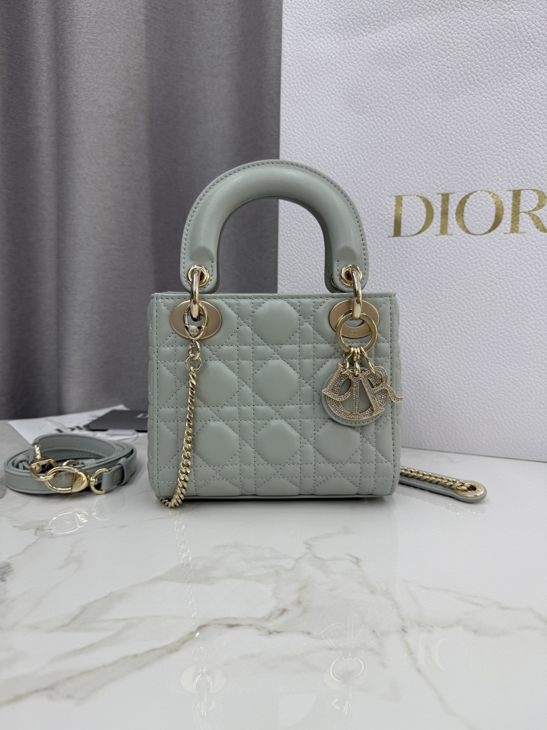 Tres compartimentos en azul brillante y verde - Bolso Princesa Diana de piel de oveja con hebilla de diamante - No.: M0…