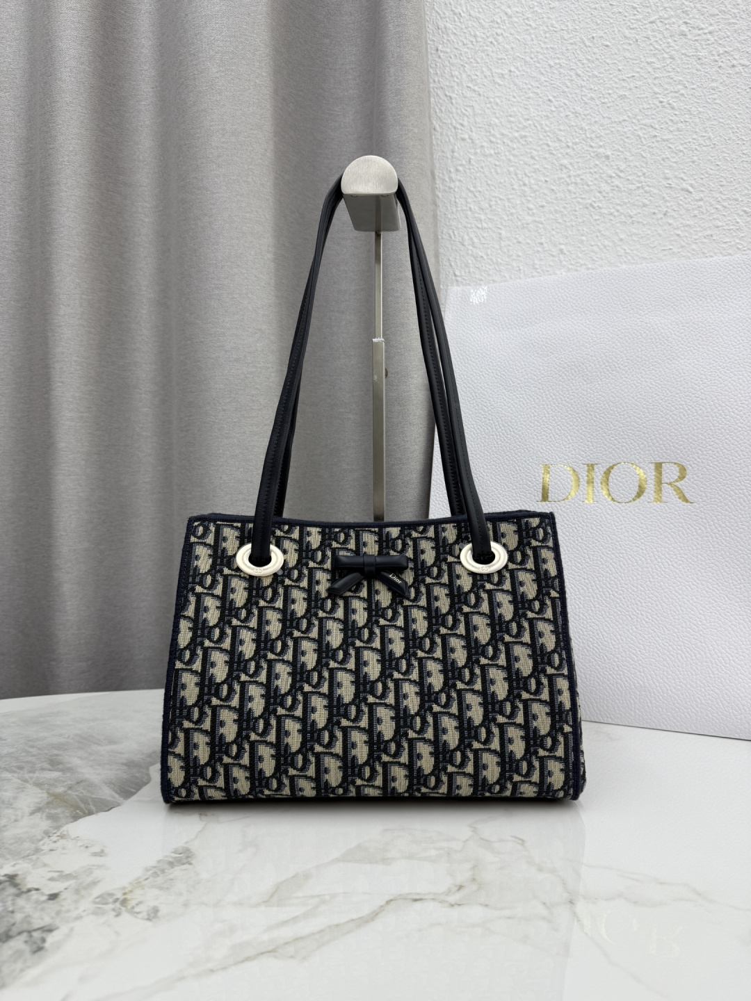 (Jonathan Anderson) Para Dior - Referencia: M1410 - Tela azul Dimensiones: 27 x 19 x 13,5 cm (Largo x Alto x Ancho)