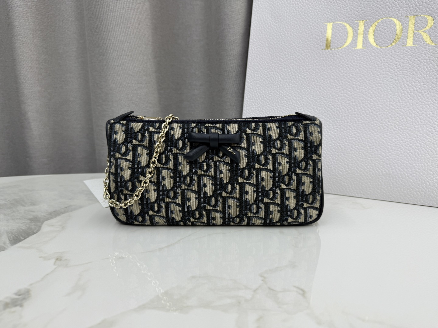 Clutch Dior Oblique con cadena y lazo - No.: S2504 - Tela azul Dimensiones: 22 x 11,5 x 4,5 cm (largo x alto x ancho)
