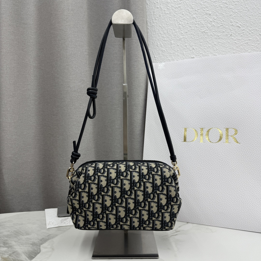 Clutch Dior Bow - Referencia: S3900 - Tela azul Este Clutch Dior Bow rinde homenaje a la herencia de Dior, destacando l…