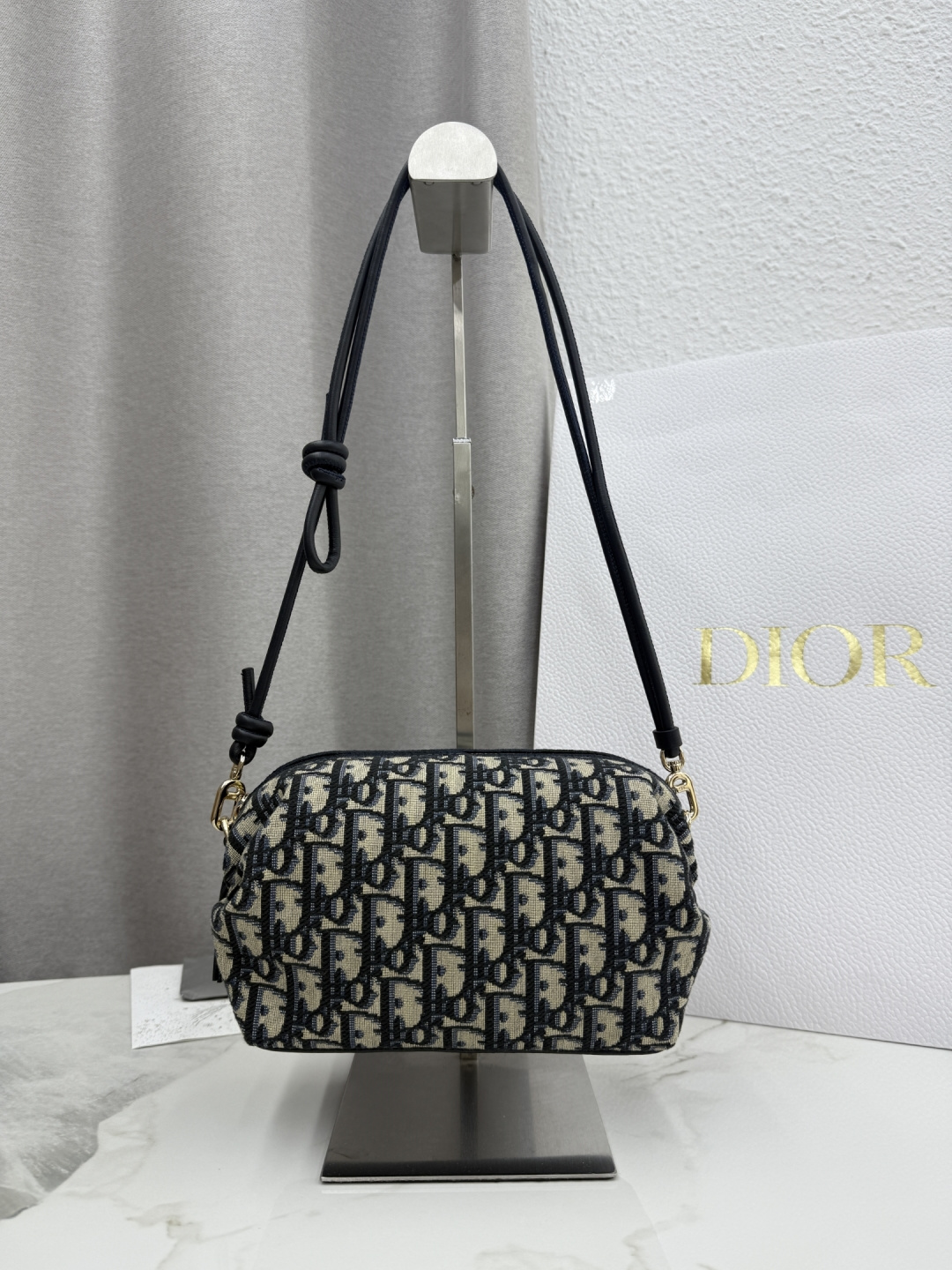 Clutch Dior Bow - Referencia: S3900 - Tela azul Este Clutch Dior Bow rinde homenaje a la herencia de Dior, destacando l…