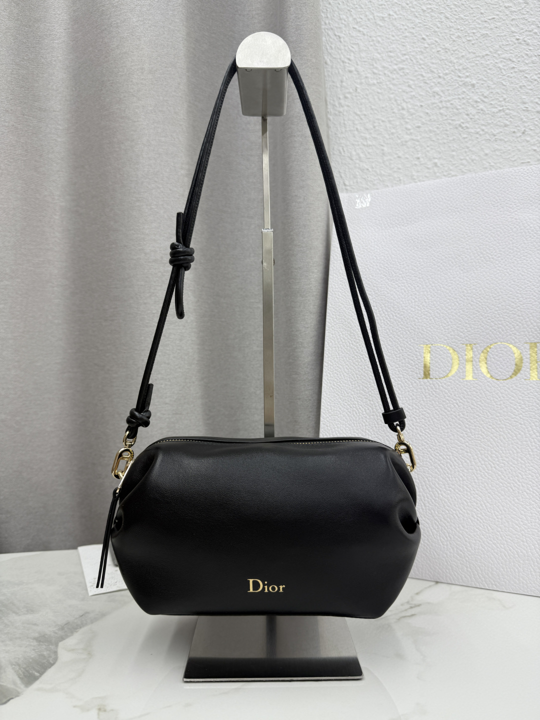 Bolso de mano con lazo Dior - Referencia: S3900 - Piel de oveja suave negra Este bolso de mano con lazo Dior rinde home…