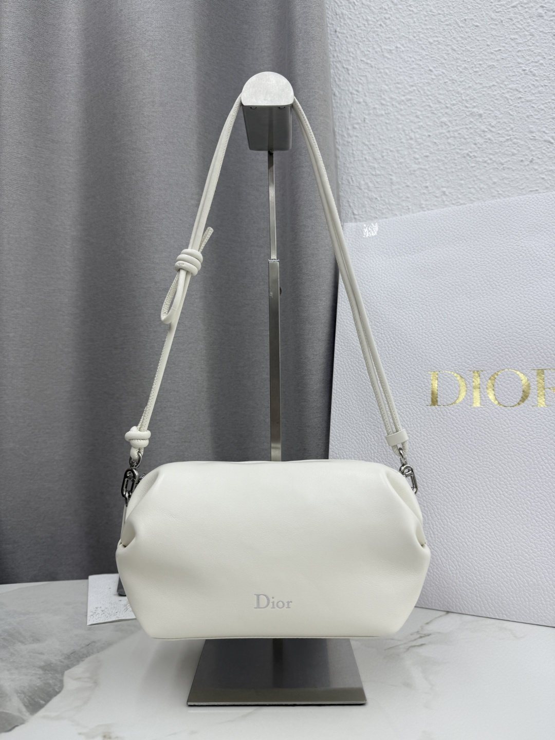 Bolso de mano con lazo Dior - Referencia: S3900 - Piel de oveja suave blanca Este bolso de mano con lazo Dior rinde hom…