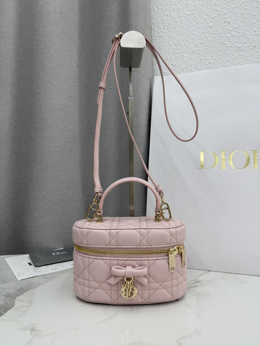 Nuevo Mini Neceser para Cosméticos - No.: S2603 - Hebilla de Oro Rosa Suave Este mini neceser para cosméticos tiene un …