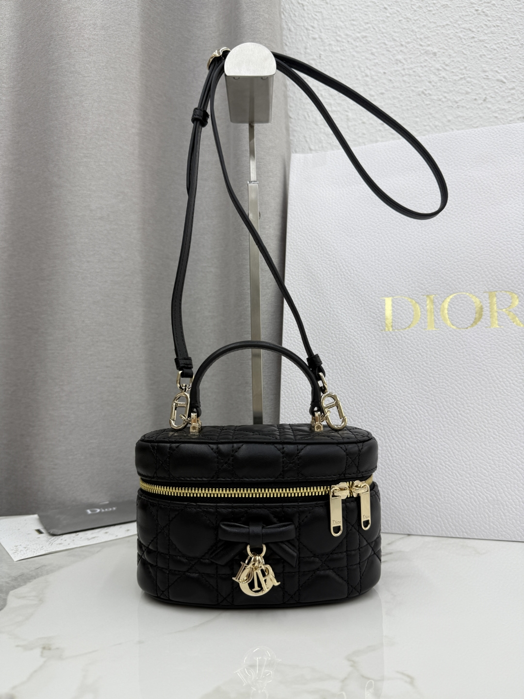 Nuevo Mini Neceser para Cosméticos - No.: S2603 - Hebilla de Oro Negro Este mini neceser para cosméticos tiene un diseñ…