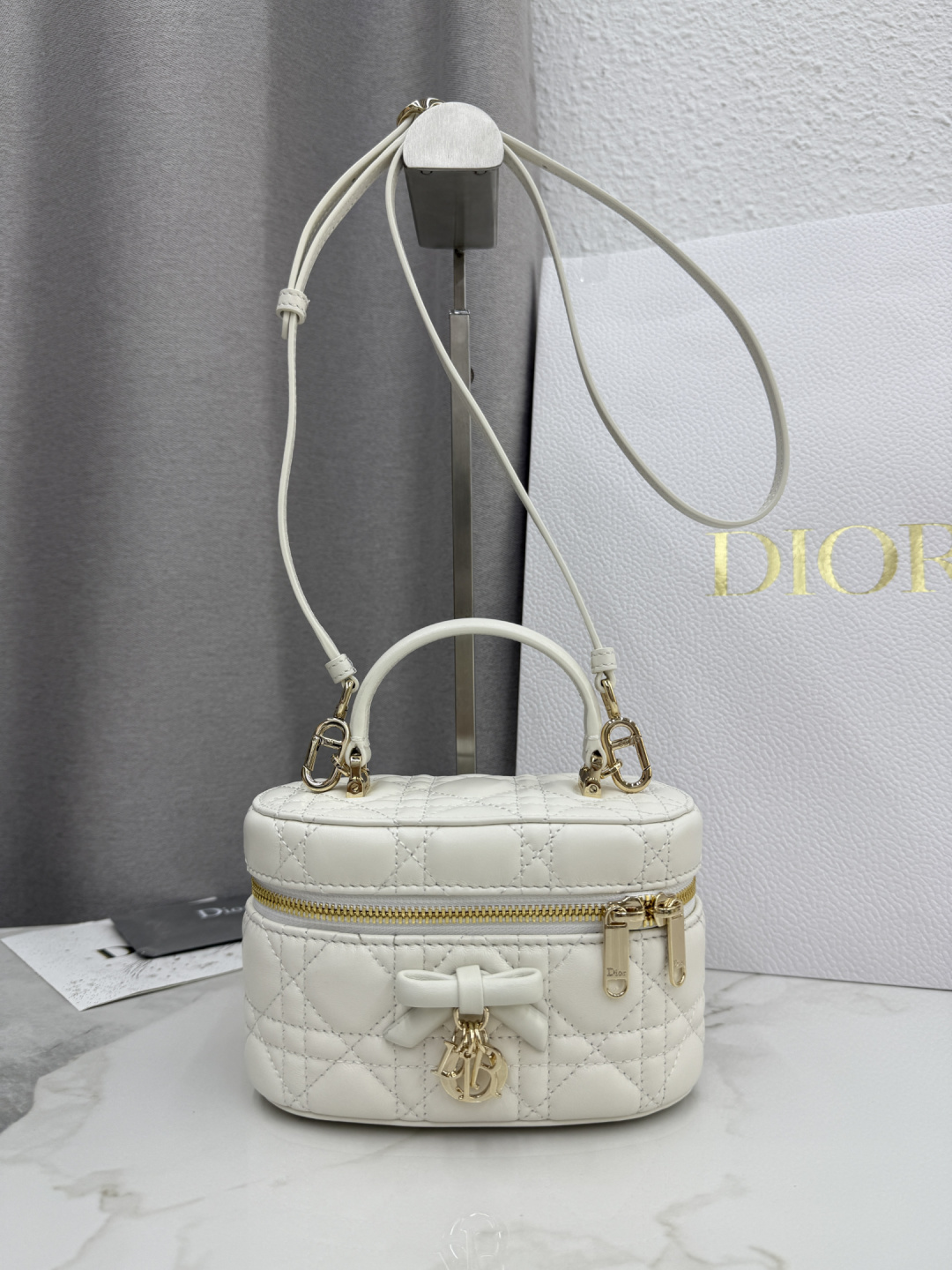 Nuevo Mini Neceser para Cosméticos - No.: S2603 - Hebilla de Oro Blanco Este mini neceser para cosméticos tiene un dise…
