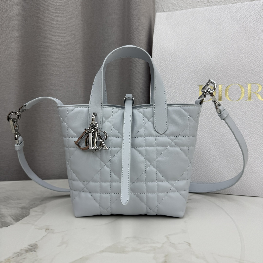 Bolso vertical Dior Toujours - No.: M2835 - Azul hielo Este bolso vertical Dior Toujours es moderno, práctico y único. …