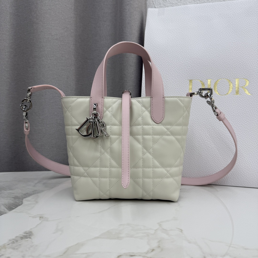 Bolso vertical Dior Toujours - No .: M2835 - Blanco crema y rosa suave bicolor Este bolso vertical Dior Toujours es mod…