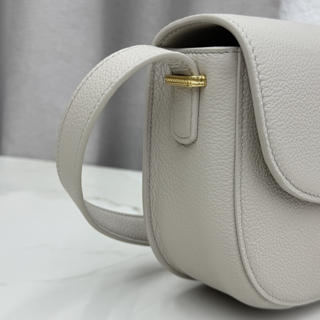 Dior Médaillon bag 3
