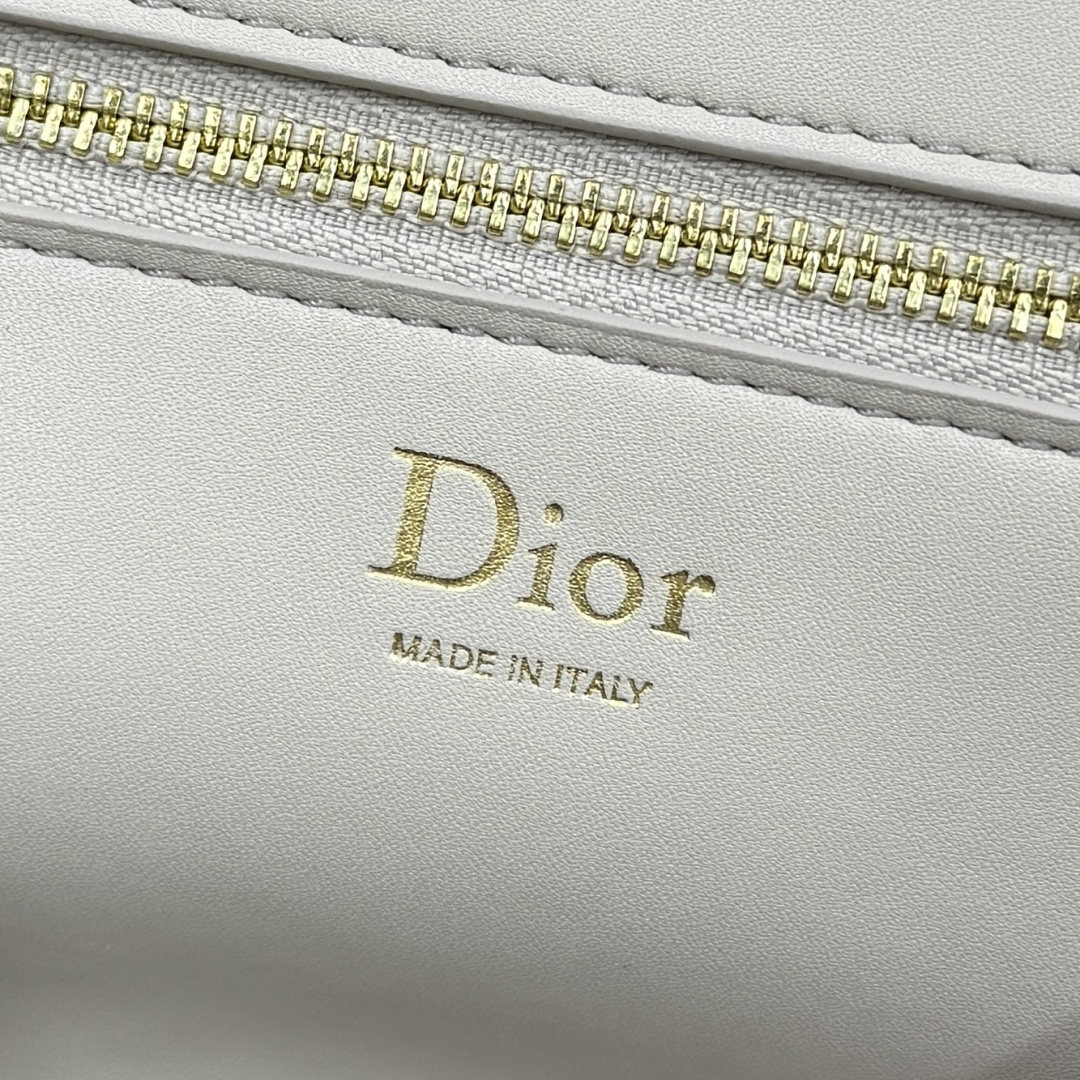 Dior Médaillon bag 9