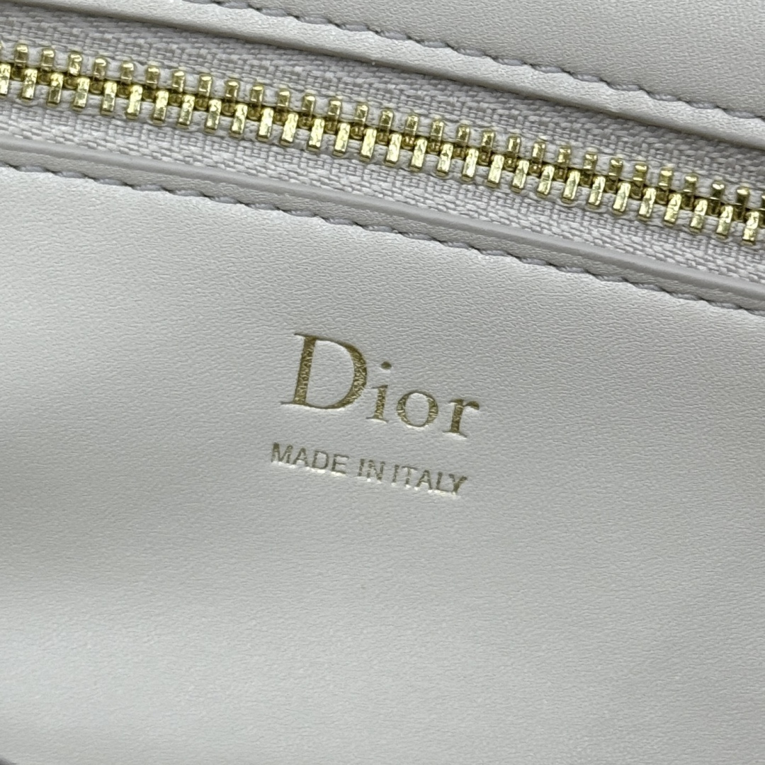 Dior Médaillon 翻盖包-岩石灰色 9
