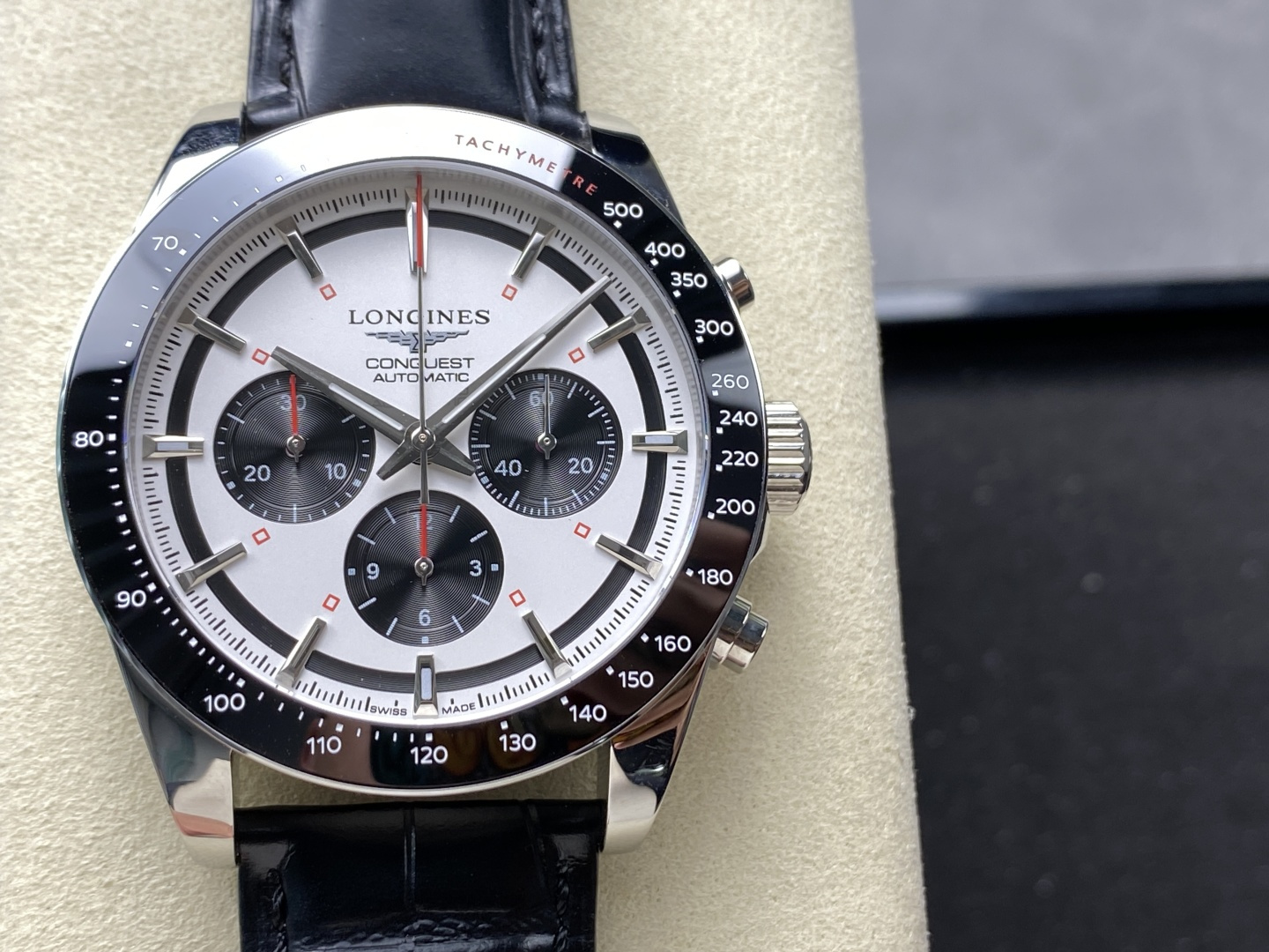 NO:394140,【New Product】Longin LONGINES-Longin Concas Yuedong has become a highly respected boutique timepiece with its unique design, practical functions and comfortable wearing experience. 1 Literally unique 'Panda Eye' mainly consists of 'black and white', 'deep sea blue', 'far mountain green', and 'champagne gold' classic matching colors and three-eye chronograph dials and black fashionable ceramic circles. Concas Series 2 has become a fashionable and retro multi-functional chronograph watch, modified from the original L.5 automatic winding movement. 3 The dial diameter is 42mm and the waterproof depth is 100m. Daily water is easily solved with water. Whether it is matched with casual wear or formal wear, it can show the wearer's unique taste and personality charm, and the overall high-end feeling is full of high-end experience. 4 Peng Yuyan and Shawn Yue,, longines19860909【新品】浪琴 LONGINES-浪琴 康卡斯 悦动凭借其独特的设计,实用的功能和舒适的佩戴体验,成为了一款备受推崇的精品时计. 1字面是独特的“熊猫眼”主要有“黑白”“深海蓝”“远山绿”“香槟金”的多款经典搭配款色和三眼计时盘还加上黑色时尚陶瓷圈. 康卡斯系列 2成为时尚又复古的多功能计时机腕表 改原装L.5自动上弦机芯. 3 表盘直径42mm,防水深度100m日常用水轻松解决,无论是搭配休闲装还是正装,都能展现出佩戴者独特的品味和个性魅力,整体上手高级感满满. 4彭于晏余文乐同款,,longines,Watch