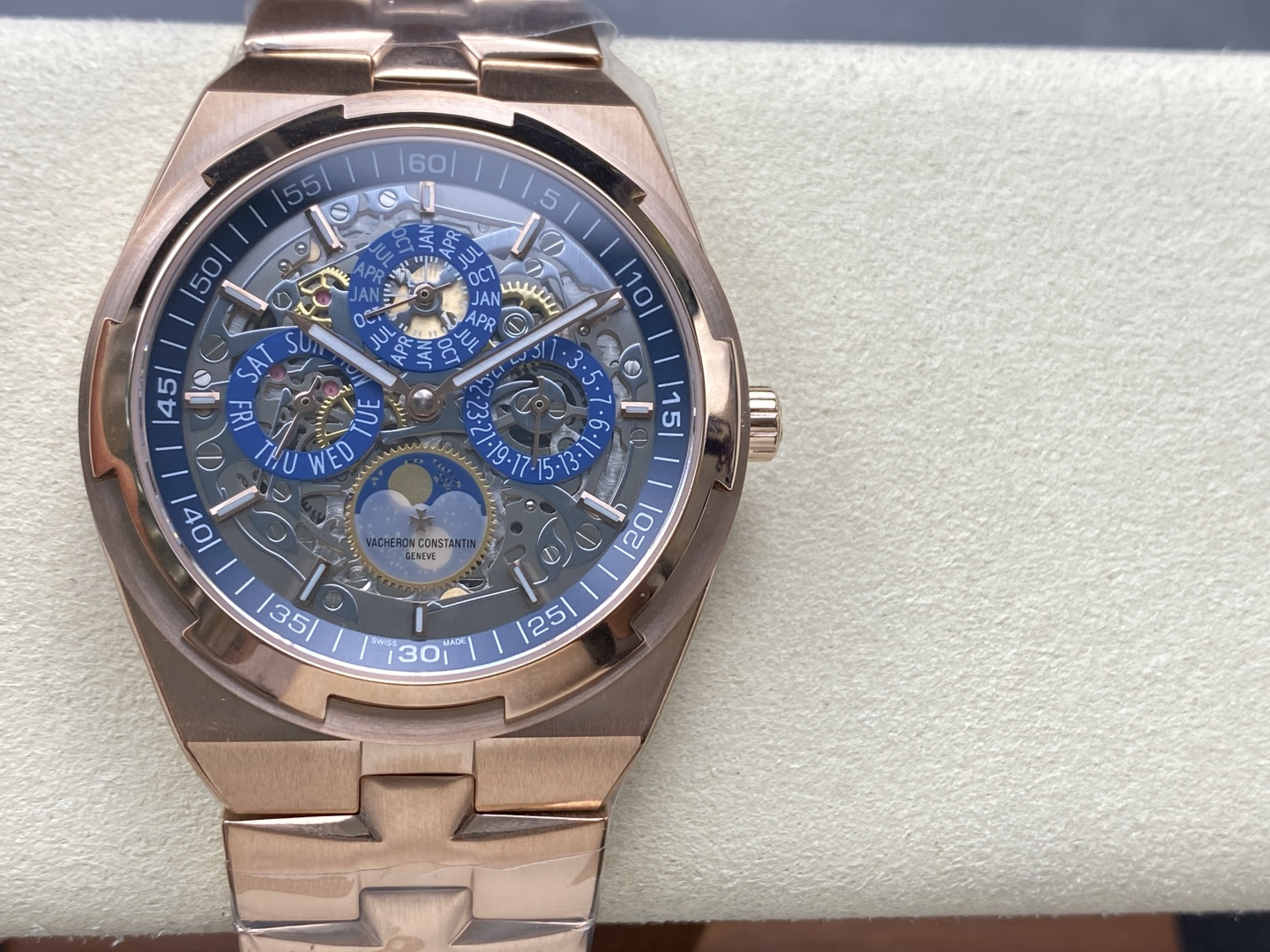 NO:157038,Vacheron Constantin hollow carving, a new masterpiece of the world. The series 4300V/120R-B6.42 perpetual calendar is mostly equipped with the same Cal.1120Q movement as the original, equipped with Overseas special oscillators, with calendar, week, month, moon phase, etc. All functions can be used normally. The dial is 41.5 mm in diameter, front and rear sapphire mirror, sunburst satin brushed dial, with minute scale inner shadow circle, super luminous. Like the genuine product, you can easily change the strap by typing the small pull rod between the strap and lugs, literally corrected and adjusted. A true 1:1 replica. The 316L stainless steel case, screw-in crown, and round phenotype with micro-oval shape are one of the most distinctive representatives of the world. The large factory recommends the VC VC Denton, the heroic color, eternal classic, you deserve it!  , versace,vacheron19860909江诗丹顿 镂空镂雕 纵横四海全新杰作 系列4300V/120R-B642万年历多搭载与正品一致Cal.1120Q机芯,配置Overseas纵横四海特色摆陀,带有日历,星期,月份,月相,等功能,所有功能均可正常使用.表盘直径41.5毫米,前后蓝宝石镜面,旭日纹缎拉丝表盘,带有分钟刻度内影圈,超强夜光.同正品一样,拨动一下表带和表耳之间的小拉杆就可以轻松换表带,字面修正 调整 真正的1:1复刻.316L精钢表壳,旋入式表冠,圆形带有微椭圆形的表型是纵横四海最具特色的一个代表.大工厂推荐江诗VC丹顿纵横四海,英雄本色,永恒经典,你值得拥有！,,versace,vacheron,Watch