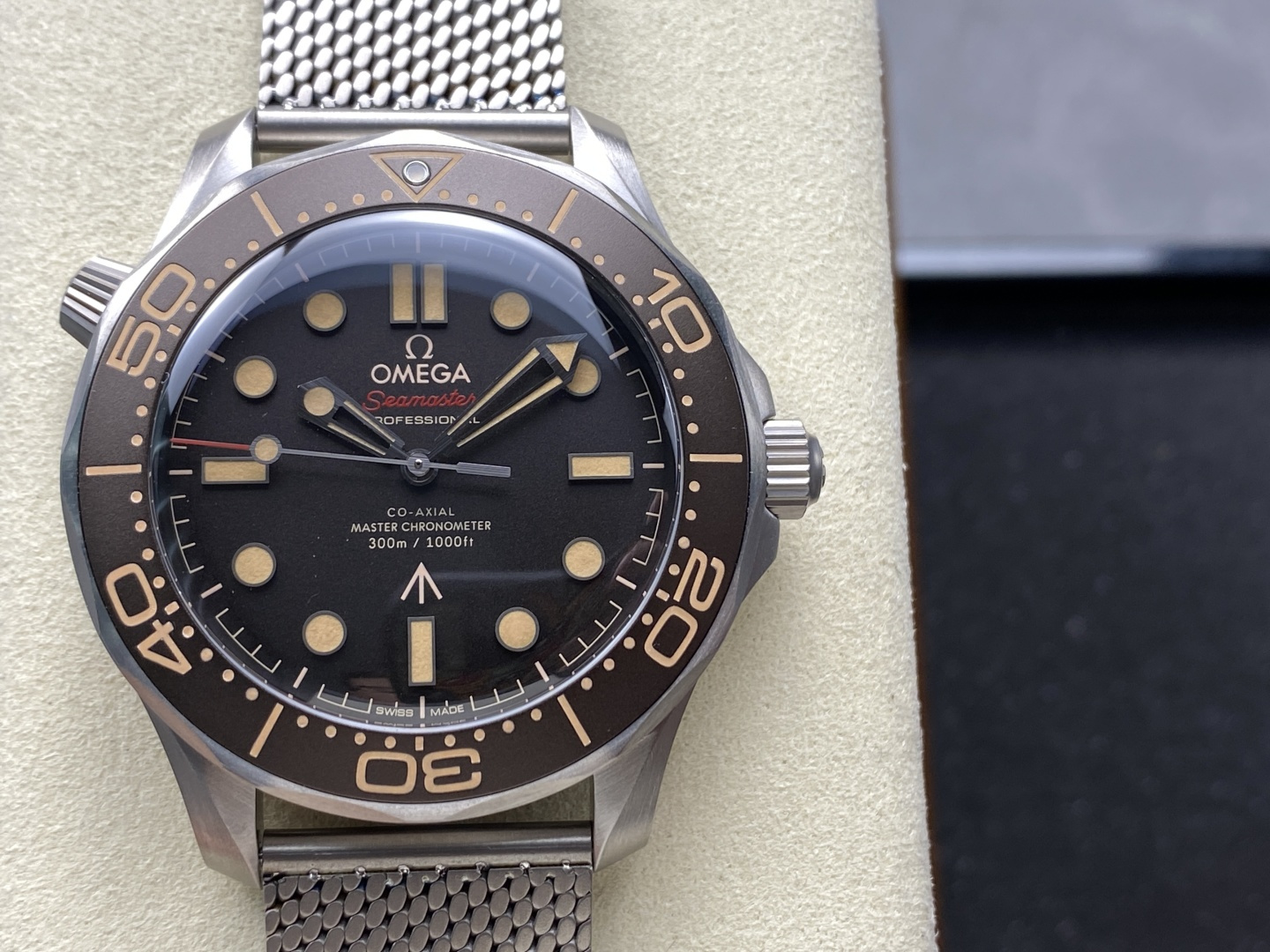 NO:157041,VS is the final hit!  V3 version Omega has no time to die. Titanium 007 has been upgraded to a brand new titanium mesh belt weighs only 37.3 grams. It is known as the lightest titanium mesh belt on the entire network!  Original mold development, original process manufacturing. The entire watch realizes full titanium-free and lightweight wear. The quality of large factory large factory technology. It is really important to choose the right version!  , omega19860909VS 终爆款！V3版 欧米茄 无暇赴死 钛007 升级全新 钛网带 仅37.3克重 .号称全网最轻盈的钛网带！原版起模开发,原版工艺制造.整表实现全钛无感轻盈佩戴.大厂品质 大厂工艺 选对版本真的很重要！,,omega,Watch