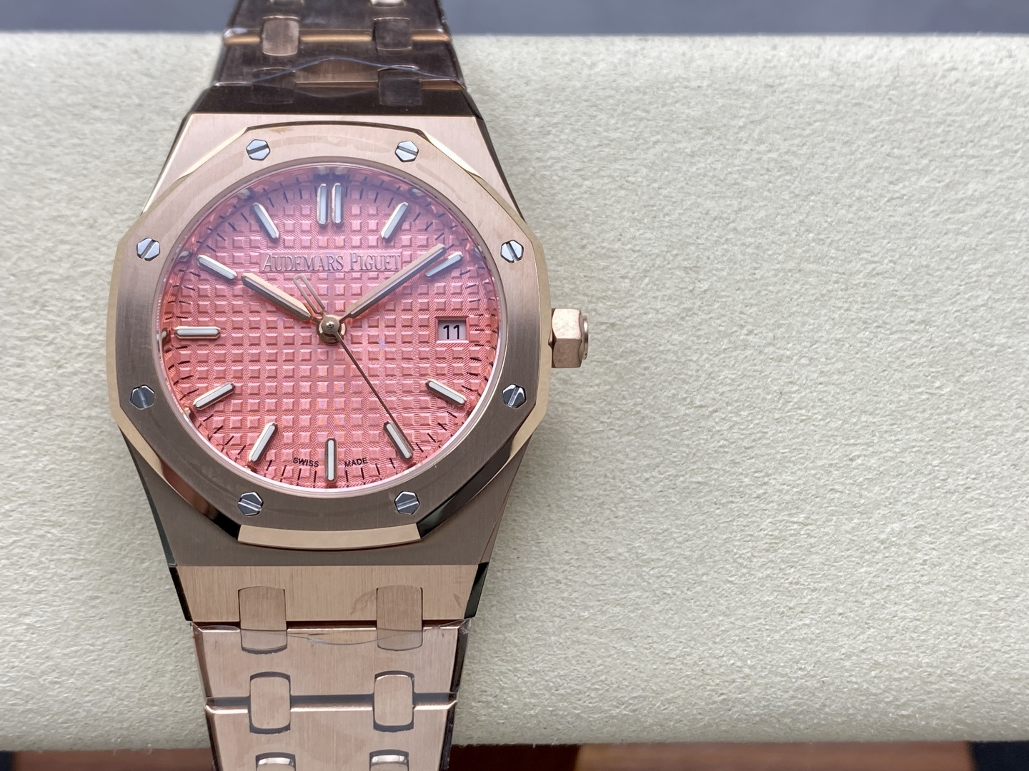 NO:157056,Latest women's AP Audemars Piguet Royal Oak Series 77350 77351 model mechanical watch!  34mm in diameter. Equipped with Calibre automatic winding movement, the rose gold automatic rotor (zero fault) is specially designed in this style!  The new case is paired with an anti-glare sapphire crystal mirror. The dial has clear details and is matched with fluorescent three-dimensional needles. It is filled with imported luminous and longer. Each detail of the steel belt ensures that it matches the authentic product, and the most humane benchmarking of the authentic head cushion. All parameters and materials are scanned and polished!  Reappear the legend!  Deliver a different kind of elegant style for the wearer!  ,,audemars19860909最新女款AP 爱彼皇家橡树系列77350 77351型号机械腕表！直径34mm.搭载Calibre 自动上链机芯,采用该款式特别设计的玫瑰金自动摆陀（零故障）！全新表壳搭配防炫目蓝宝石水晶镜面.表盘格纹细节清晰,搭配荧光立体表针,采用进口夜光填充,更持久.钢带每个细节确保吻合正品,最人性化的对标正品头粒缓冲. 所有参数、材质皆采用正品扫描打磨而成！再现传奇！为佩戴者演绎出别样的优雅格调！,,audemars,Watch