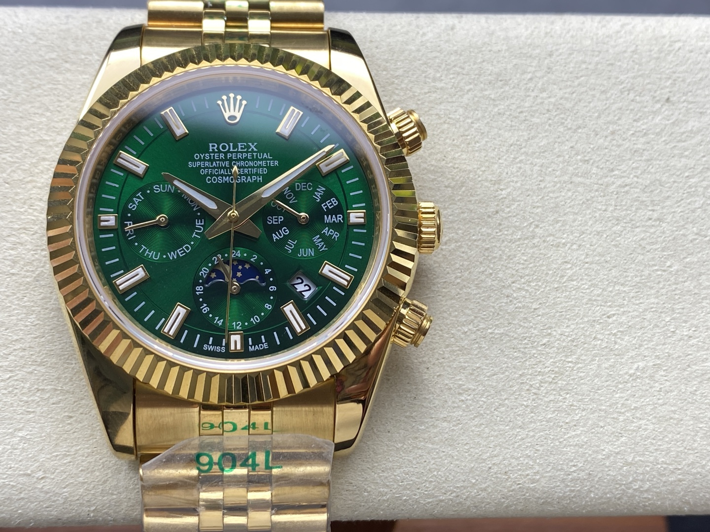 NO:157040,TW Classic Diary Series - Multifunctional Watches, the highest version of the anti-watch, Rolex Complex Series Six-pin Men's Watch [Love] Hot Together [Love] Multifunctional Watch. 1 Equipped with the original imported weekly and month moon phase kinetic energy function movement mechanical watch!  2 The dial uses classic exclusive inner shadow luminous Rome as the scale to show the luxurious temperament of this watch [grin] 3 The strap uses an imported 316 steel strap watch!  The 4-meter mirror uses a double-dol sapphire mirror!  5 Perspective bottom cover!  6 diameter 41 mm, thickness 10 mm!  The watch functions combine week/month/date/moon/sun and other functions, and the best men's business watch is truly standard!  It is a representative work of high-end watches!  The details of honorary reputation reveal the nobleness of men, with great taste, and great craftsmanship. It is as grand as the original product!  Consistent with the inside and out, unique ingenuity!  Please identify the exclusive quality!  Welcome to reprint!  ,,rolex19860909TW经典日志系列-多功能腕表 防表届最高版本劳力士 复杂系列六针男表[爱心]爆款[爱心] 多功能腕表. 1搭载原装进口星期月份月相动能功能机芯机械表！ 2表盘上采用经典独家内影夜光罗马 作为刻度更显示出这款腕表的华贵气质[呲牙] 3表带采用进口316钢带腕表！ 4表镜采用双卜蓝宝石镜面！ 5透视底盖！ 6直径41毫米,厚度10毫米！ 腕表功能汇集星期/月份/日期/月亮/太阳等功能于一身,最佳男士商务腕表真正的标配！为高端腕表的代表之作！ 荣誉出品 尊贵彰显之美誉细节之处透露男士高贵,品位十分,匠心巨制 大气媲美原装货！表里如一 独具匠心！ 请认准独家品质！欢迎转载！,,rolex,Watch