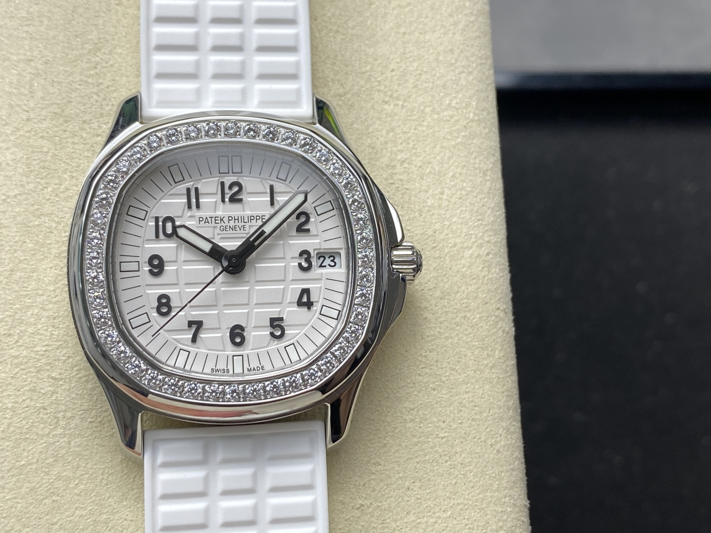 NO:157043,TW Patek Philippe PP AQUANAUT series of mechanical women's grenades emerged from nowhere, saying goodbye to the fake era of movement. The R68 case has a 35.6 mm diameter and a stainless steel case. The entire case is made of CNC polished throughout the whole process, which explains what it is to be meticulously carved. The corners of the case ring are inlaid with a circle of Swarovski diamonds to show the exquisite beauty, greatly enhancing the wearer's aristocratic temperament. The three-dimensional grenade patterns on the dial echo each other, and the 12 independent molded Arabic numerals scales are full of three-dimensionality, which makes it more lively and fashionable when combined. Looking down through the sapphire crystal glass above, it presents a smooth and harmonious beauty.  The unique fluoroelastic strap with grenade highlights its sportiness and fashion sense. It adopts the same mesh design as the dial, but different methods still make the watch blend into one, which has the same effect. With the classic folding snaps, the edges of the buckle are polished very well. When you open the button, you can see that the inner buckle is engraved with Patek Philippe's English letters, and the engraving size is the same. It is still very clear when viewed through a magnifying glass, and it completely follows the original craftsmanship. The bottom cover of the movement is designed with the transparent bottom. Through the high-definition sapphire crystal glass mirror, the overall movement structure and operation can be clearly seen. The exclusive custom movement is modified into the CAL.324 movement, which completely restores every detail of the original movement. The two large and small gears on the left and right sides of the central shaft are also perfectly restored. This is something that other manufacturers cannot do at present. Please recognize the exclusive quality of TW, swarovski, patek  philippe19860909TW 百达翡丽 PP AQUANAUT系列机械 女手雷 横空出世,告别机芯一眼假时代.R68 表壳35.6毫米的表径,精钢打造的表壳,整一个表壳通过全程CNC打磨而成,诠释了何为精雕细琢.表壳圈口部位镶嵌一圈施华洛世奇钻石尽显精致美感,大大提升佩戴者的贵族气质. 表盘立体的手雷纹路与规则的浮雕表盘相互呼应,12个独立开模的阿拉伯数字刻度立体感满满,搭配起来更显活泼时尚,通过上方的蓝宝石水晶玻璃往下看,呈现出一种流畅与协调之美. 表带手雷独配的氟橡胶表带,凸显出它的运动性和时尚感,采用表盘一样的网格设计,不同的方法却依旧使整表混为一体,有着异曲同工之妙.搭配经典的折叠按扣,表扣边缘的打磨十分到位,打开扣子可以看到内扣雕刻有百达翡丽的英文字母,刻字大小一致,通过放大镜去看依然非常清晰,完全遵从了原装的工艺. 机芯透底设计的底盖,通过高清蓝宝石水晶玻璃镜面,可以很清晰的看到整体的机芯构造以及运转,采用了独家定制的机芯改CAL.324机芯,完整的还原了原装机芯的每一个细节,中轴左右两侧的两个大小齿轮同样完美的还原,这一点是目前其他厂家都无法做到的请认准TW独家品质,,swarovski,patek philippe,Watch