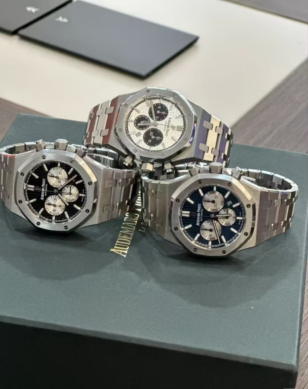 NO:157076,A big attack!  !  !  AW  (Steel King) exclusive thickness is consistent with the original version 1 Audemars Piguet 263310R Royal Oak Multifunctional Chronograph Mechanical Watch 41MMI Market Exclusive All-in-One Machine Features 1: Exclusive development functions of movement are all matched with original 3 digits scored 6 digits small seconds 9 digits timing. Features 2: Three eyes are completely matched with the central axis) Features 3 thickness is exactly consistent with the original version and achieved 11mm!  !  !  Features 4 power storage 42 hours Dandong Peacock movement is very stable!  !  !  Feature 5: The frame structure of the case strap is as good as the original, and the assembly method is the same as the original. The mirror is a sapphire double-sided high-transparent glass mirror. It is placed at the same angle as the original product, maintaining the same transparent and brightness, and a consistent anti-glare effect! The case is made of stainless steel, with original data opening and top-level polishing, and is close to the original. After brushing and partial polishing, it flickers and shows a unique temperament of exquisite and toughness! Functions are restored one by one, three-eye distance, movement thickness, complete with original version,, audemars19860909重磅来袭！！！AW （钢王)独家厚度与原装一致版本一爱彼263310R皇家橡树 多功能计时机械腕表41MMI市场独家一体机  特点1:机芯独家研发功能全部对版原装3位计分6位小秒9位计时 特点2:三眼距离中心轴完全对版原装) 特点3厚度和原版完全一致做到 11mm！！！ 特点4动力存储42小时 丹东孔雀机芯非常稳定！！！ 特点5:表壳表带结构跟足原装正品,装配方式原装一致,镜面和正品一样采用的是蓝宝石双面高透玻璃镜面,和正品放在同一下角度对比,保持一样的通透明亮度,一致的防炫光效果!表壳精钢材质,采用原装数据开模,顶级打磨,不管是纹路还是质感都接近原装,通过拉丝和部分抛光打磨处理之后,忽明忽暗展现出精致而硬气的独特气质! 功能一比一全部还原 三眼距离 机芯厚度 完全对版原装,,audemars,Watch