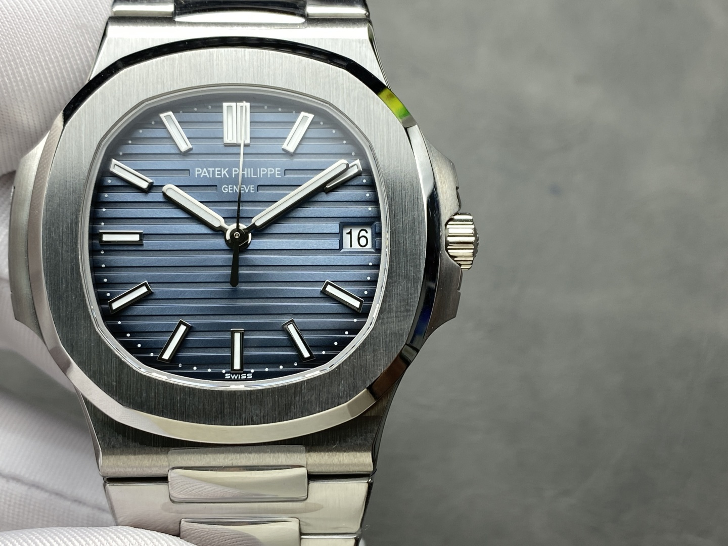 NO:157078,WY-3K Patek Philippe Nautilus launched an upgraded original machine noise-free lettering version. Detailed upgrade interpretation: 1. The upgraded movement is fully engraved, clear and wear-free, and the texture is ultimate. 2. The upgraded automatic trolley pieces adopts Swiss ultra-precision bearings, and the industry's unprecedented installation trolley pieces technology to achieve 100% noise reduction. 3. The original movement, no fake clips, no fake balance wheels, no fake rubies. The WY-3k factory completely replicated the out-of-print high-quality 324SC movement of 3.3 mm. 4. The upgraded dial scale is luminous and bright, and the overall achieves harmonious and synchronous brightness. 5. The Nautilus classic blue dial has been improved, and the dial details and workmanship of other factories are instantly defeated. 6. Each watch in the calendar window is horizontally positioned without deflection.  7. Debug the head to adjust the gear smoothly and debug to the best state. Make the upgraded grenade adjustment time and the feel of the winding chain smooth. 8. Upgraded the entire watch thickness 8.3 mm, perfectly realizing the thinnest mechanical watch on the entire network, equivalent to the original thickness. It is extremely comfortable to wear. 9. The emphasis is on adjusting the calendar clockwise, that is, adjusting the calendar from up to down. Pay attention to the analysis and the same as the original. 10. When adjusting the time, pull the crown and the big second hand will not stop. It is also consistent with the authentic product. WY-3K factory produces Patek Philippe 5711 Nautilus, upgraded to the original machine noise-free lettering version. The popular product that dominates the entire network!  !  !  !  ,,patek philippe19860909WY-3K百达翡丽 鹦鹉螺 推出升级原版机无噪音刻字版. 详细升级解读: 1.升级机芯全部精雕刻字,清晰不磨损,纹理做到极致. 2.升级自动陀片,采用瑞士超精密轴承,业界史无前例的安装陀片工艺.做到百分百降噪音. 3.原版机芯,无假夹版,无假摆轮,无假红宝石.WY-3k厂完整的复刻出3.3毫米的绝版高品质324SC机芯. 4..升级表盘刻度夜光超亮,而且整体做到和谐一致同步亮度. 5.鹦鹉螺经典蓝盘,目前改进与正品一致的颜色,秒杀其他工厂的表盘细节和做工. 6.日历窗口每一只手表做了水平正位,不出现偏斜遮挡. 7.把头调节档位顺畅度的多次调试,调试到最佳状态.使得升级版手雷调校时间和上链的手感畅顺 8.升级了整个手表厚度8.3毫米,完美实现全网最薄机械表,等同原装厚度.佩戴起来舒适无比. 9.重点强调324Sc机芯顺时针调日历,也就是由上往下调日历.注意辨析和正品一致. 10.调节时间的时候,拉表冠二挡.大秒针是不停止的.和正品也是一致. WY-3K厂出品百达翡丽5711鹦鹉螺,升级原版机无噪音刻字版.独霸全网的爆款！！！！,,patek philippe,Watch