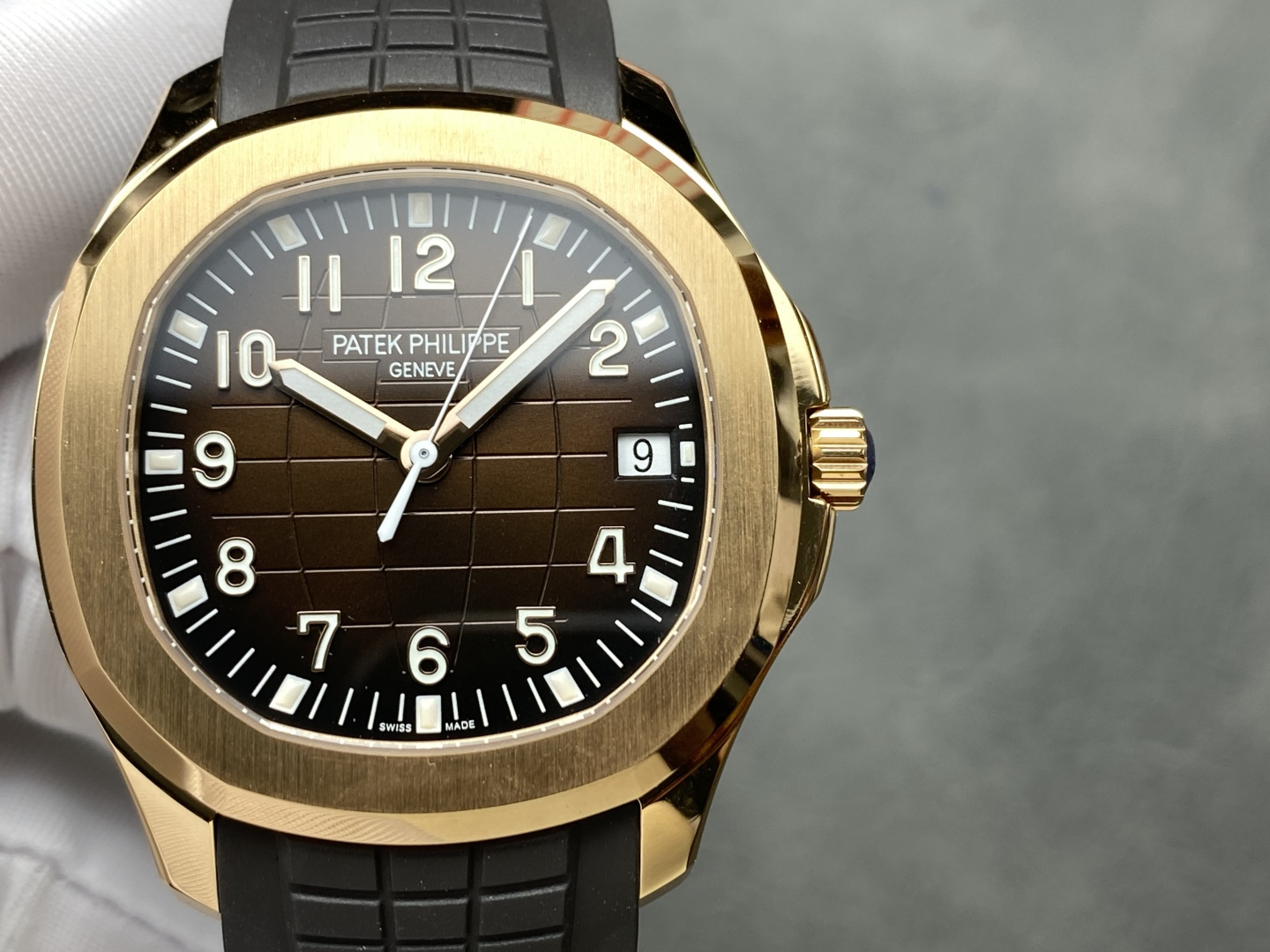 NO:157063,3K Patek Philippe grenade type 42mm upgraded version, upgraded movement and upgraded new buckle, the non-non-demand market version of the original mold opening. Patek Philippe grenade launches the upgraded original machine noise-free lettering version. Detailed upgrade interpretation: 1. The upgraded movement is fully engraved, clear and not worn, and the texture is to the extreme. 2. The upgraded automatic trolley piece adopts Swiss super precision bearings, and the industry's unprecedented installation trolley piece technology to achieve 100% noise reduction. 3. The original movement, no fake clips, no fake balance wheels, no fake rubies. The 3k factory completely replicated the out-of-print high-quality SC movement of 3.3 mm. 4. The upgraded dial Arabic numerals are luminous and bright, and the overall harmony and synchronous brightness is achieved.  5. Upgraded imported rubber strap, the feel and visual effect are comparable to the original. In extreme cold and high temperature, they are maintained with corrosion resistance, odor resistance, long-lasting wear and corrosion resistance. 6. Each watch in the calendar window has been horizontally positioned without deflection. 7. The head adjusts the gear smoothly and debugs to the best state. The upgraded grenade adjustment time and feel of the winding chain are smooth. 8. Upgraded the thickness of the entire watch is 8.3 mm, perfectly realizing the thinnest mechanical watch on the entire network, equivalent to the original thickness. It is extremely comfortable to wear. 9. Upgraded the Patek Philippe logo, perfectly matches the docking position, and has no offset and movement. Patek Philippe grenade produced by WK-3K factory, upgrades the original machine noise-free lettering version.,, patek philippe198609093K百达翡丽 手雷型42mm升级版本,升级机芯跟升级新款表扣,原版开模的扣非市场普通版本. 百达翡丽 手雷 推出升级原版机无噪音刻字版.详细升级解读: 1.升级机芯全部精雕刻字,清晰不磨损,纹理做到极致. 2.升级自动陀片,采用瑞士超精密轴承,业界史无前例的安装陀片工艺.做到百分百降噪音. 3.原版机芯,无假夹版,无假摆轮,无假红宝石.3k厂完整的复刻出3.3毫米的绝版高品质SC机芯. 4.升级表盘阿拉伯数字夜光超亮,而且整体做到和谐一致同步亮度. 5.升级了进口橡胶表带,手感和视觉效果堪比原装.在极寒和高温的情况下都保持防腐,防臭,经久耐磨,抗腐蚀性. 6.日历窗口每一只手表做了水平正位,不出现偏斜遮挡. 7.把头调节档位顺畅度的多次调试,调试到最佳状态.使得升级版手雷调校时间和上链的手感畅顺 8.升级了整个手表厚度8.3毫米,完美实现全网最薄机械表,等同原装厚度.佩戴起来舒适无比. 9.升级了表扣百达翡丽logo,完美的对接合位.无偏移和走位的情况. WK-3K厂出品百达翡丽手雷,升级原版机无噪音刻字版.,,patek philippe,Watch