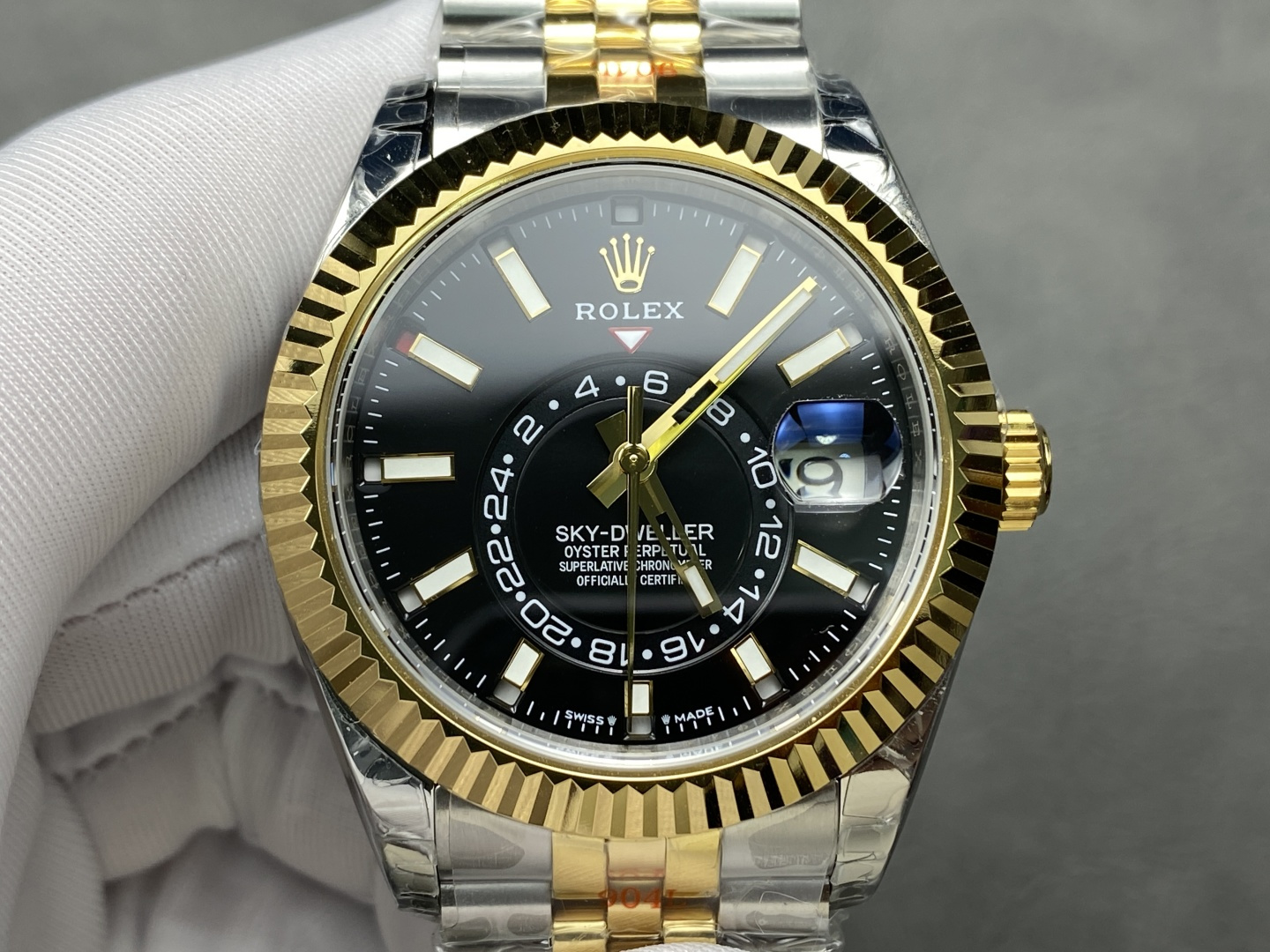 NO:157065,NOOB Rolex Skywalker Sky-Dweller original size replica watch lugs are all stamped. Parameters are equipped with J-modified 9001 movement. Vibration frequency is 21800 per hour. Size 42mm*14.3mm. Luminous ultra-high ice blue luminous material. 904L plating 2min18K gold. Functional moon phase, date, circle calendar, dual time zone, rolex19860909NOOB 劳力士天行者纵航者型Sky-Dweller原装尺寸复刻抄写 表耳钢印俱全 参数搭载J改9001机芯 振频21800每小时 尺寸42mm*14.3mm 夜光超强冰蓝夜光 材质904L镀2min18K金 功能月相,日期,转圈年历,双时区,,rolex,Watch