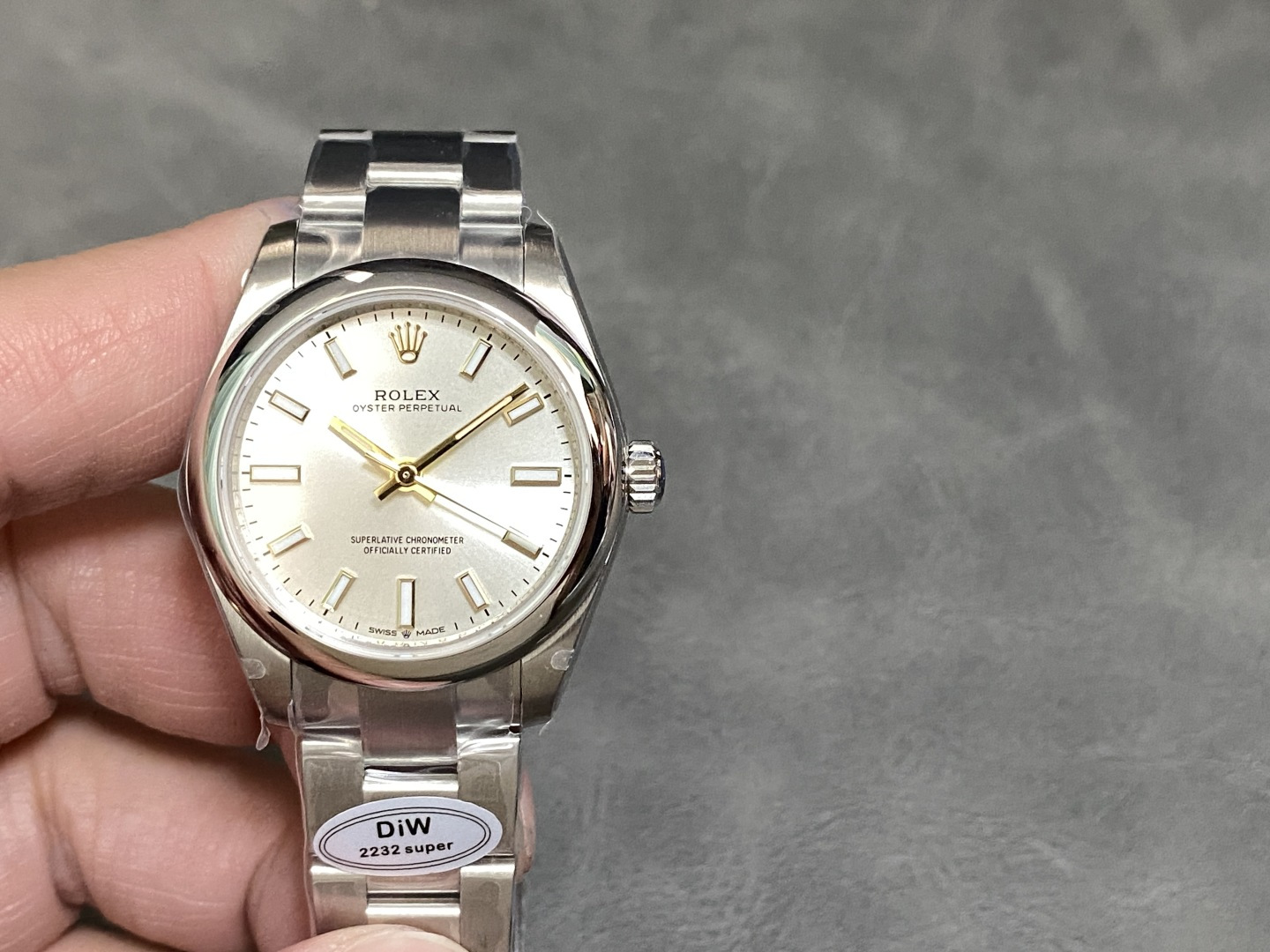 NO:157069,DIW New Rolex Oyster Perpetual 31mm Series 1 is paired with 2232 movement, synchronized with original, no extra calendar gears, stable and reliable quality; 2 is consistent with original thickness 11mm watch diameter 31mm; 3 polished font nails; top Swiss ice blue luminous, consistent with original luminous; 4 integrated molding mid-layer case, screw-in bottom cover and winding crown; 5 top-level workmanship, each strap perfectly matches the lugs, giving the highest comfort of the wrist; every extreme detail is the sincerity of the craftsmanship development of DIW factory, rolex19860909DIW 新款劳力士 蚝式恒动型31mm系列1搭配2232机芯,同步原装没有多余日历档位,品质稳定可靠；2与原装一致厚度11mm表径31mm；3打磨字钉；顶级瑞士冰蓝色夜光,与原厂夜光一致；4 一体成型中层表壳,旋入式底盖及上链表冠；5顶级做工,每条表带与表耳完美契合,给予手腕最高的舒适度；每个极致的细节都是DIW工厂匠心开发的诚意,,rolex,Watch