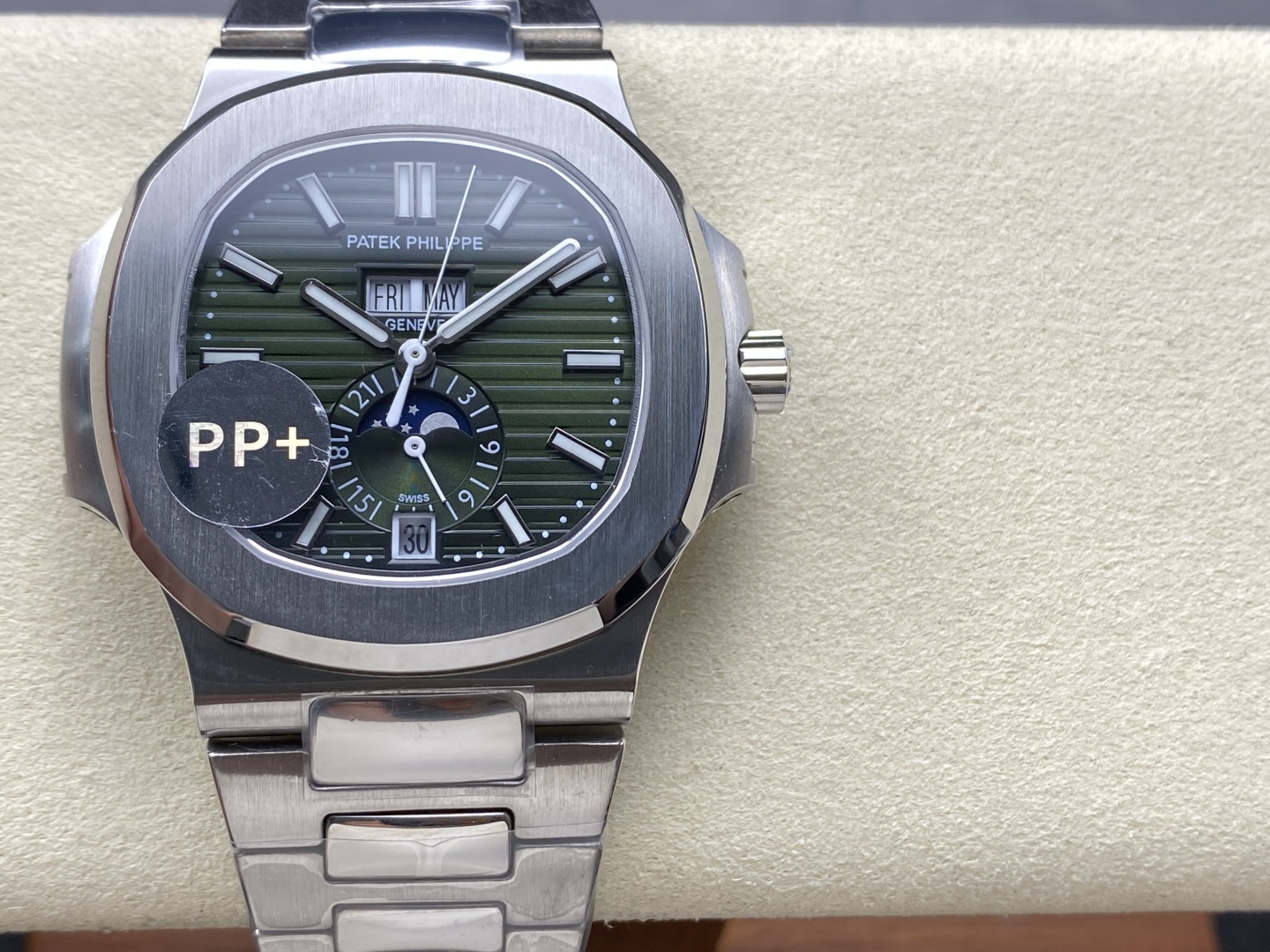 NO:386547,Produced by PP Plus PPFactory One watch and three belts, the first choice for cost-effective Patek Philippe PP Nautilus series CM6 Ref.5726Nautilus series perpetual calendar watch, all-in-one machine, true moon phase, Nautilus series rotary window-shaped case, the authentic craftsmanship is consistently used forging and polishing to form a sharp contrast, 1:1 restores every detail of the authentic product. The disc surface is deep and decorated with horizontal horizontal embossed patterns, the color spreads from the center to the surroundings, the double windows and date windows of the week and month are highly recognizable, and the 24-hour display disc comes with very elegant moon phases. The overall feeling is unique and elegant, and it is one of the most beautiful Nautilus. Equipped with 324S QA LU  24H/303 automatic integrated mechanical movement, 21K big gold turret makes the winding efficiency higher, the fish scale pattern under the Geneva pattern of ruby ​​bearing is extremely exquisite. The best luxury recommendation for gifts, please be sure of the exclusive quality of PP, patek philippe19860909PP加 出品  PPFactory 一表三带戴,性价比首选 百达翡丽 PP 鹦鹉螺系列CM6 Ref.5726Nautilus系列万年历腕表 一体机 真月相 鹦鹉螺全系列一贯设计的旋窗造型表壳,正品工艺一致的采用锻纹修饰和抛光工艺处理构成鲜明对比,1:1还原了正品每个细节. 盘面深邃并装饰有水平横纹浮雕图案颜色从中央向四周扩散,星期月份双视窗和日期窗黑字白底辨识度高,24小时显示盘附带月相十分高雅,整体给人的感觉是独特又优雅,是最美的鹦鹉螺之一. 搭载324S QA LU 24H/303自动一体机械机芯,21K的大金陀让上链效率更高,红宝石轴承日内瓦纹下方的鱼鳞纹精致无比 送礼最佳奢华推荐请认准PP独家品质,,patek philippe,Watch