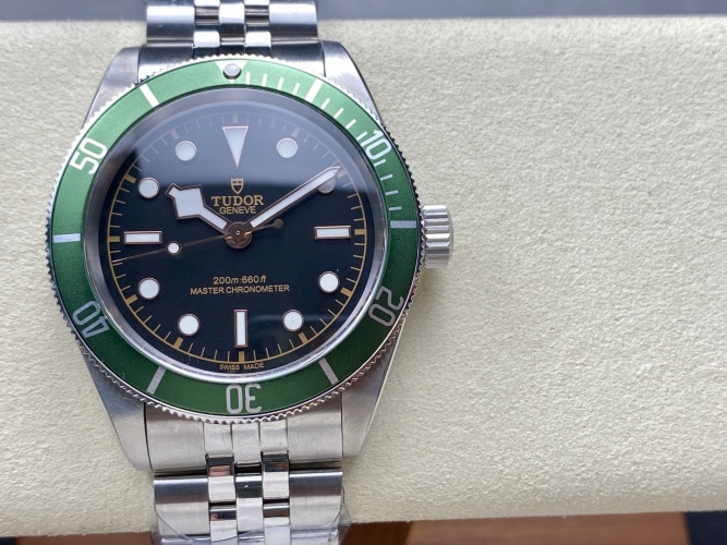 Tudor Black Bay 41mm Stainless Steel Green Bezel Automatic Men's Watch 1 Tudor Black Bay 41mm Stainless Steel Green Bezel Automatic Men's Watch