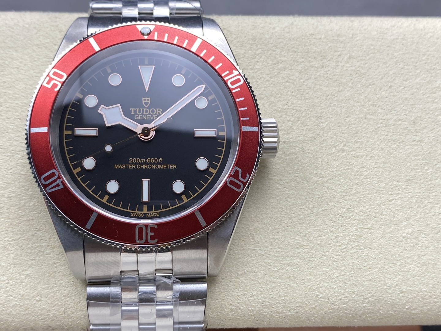 NO:157118,GR Tudor Biwan series 41mm is undoubtedly a huge product line for Tudor. This year, a brand new monochrome Biwan was launched. With its absolute strength, it is considered to be the substitute of Rolex's Wuli Black Water Ghost!  This new monochrome Biwan launched this year also ushered in the third innovation in Biwan’s watchmaking technology and renewed aesthetic style. 1. The new Biwan is paired with a round arched sapphire mirror, which makes the watch look more retro. 2. The watch is made of stainless steel, and it is finely polished and matte to present a unique texture and gloss. Like the Rolex Water Ghost, the case is 41mm in size, which also follows the diameter of the 