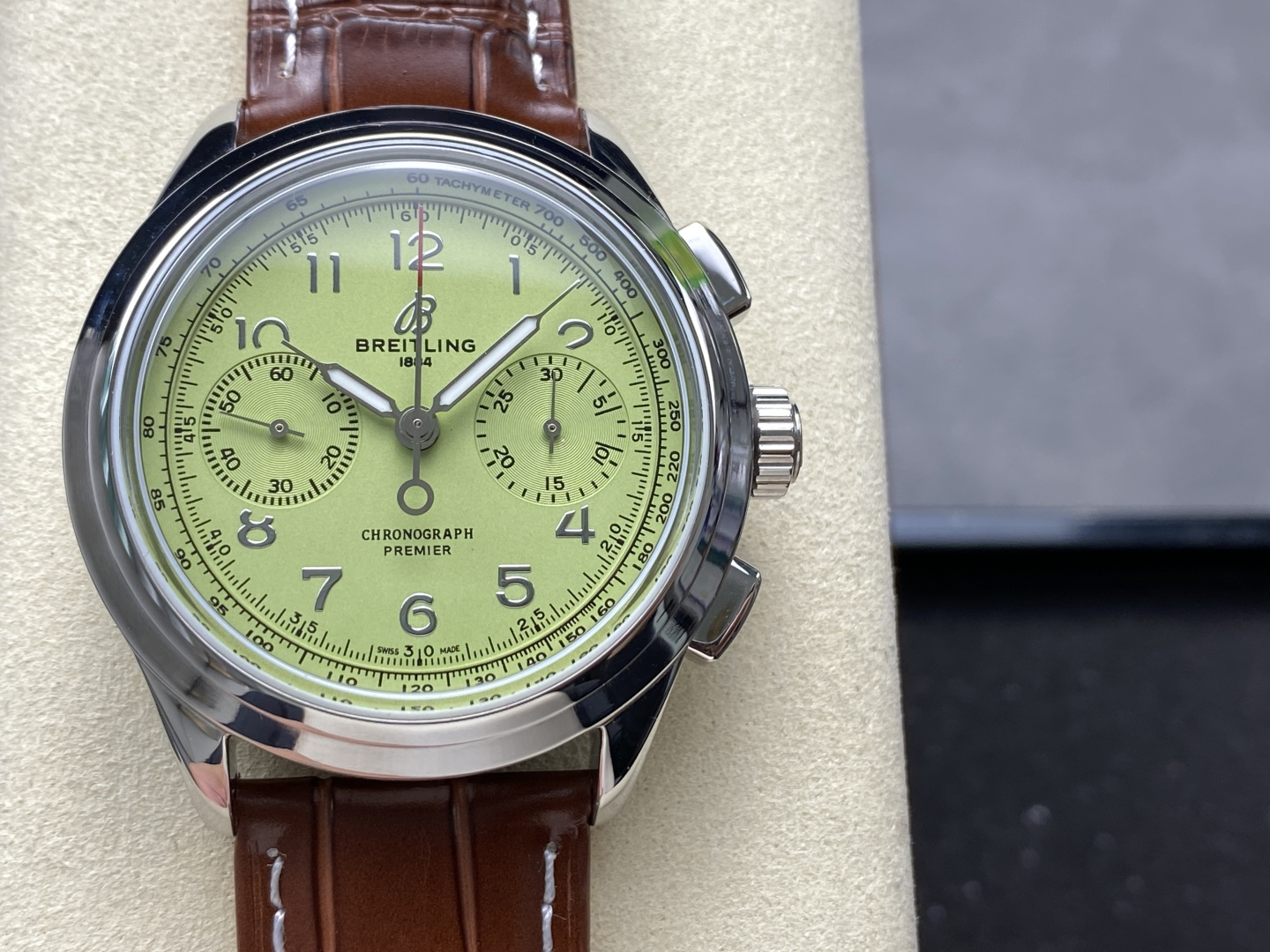 NO:553223,TW Breitling Preya B01 Chronograph Watch 42mm Binocular Chronograph (PREMIERB01CHRONOGRAPH42)  316L stainless steel, 42mm, curved crystal glass on the lid, double-sided anti-glare treatment, transparent sapphire, original folding buckle movement When designing the modern Puya series of watches, Breitling retained the design details of the Puya antique watches, including smooth fixed bezels, dual small dial designs, and streamlined lines.  rectangular buttons and three-dimensional Arabic numerals. The Pura B01 Chronograph 42 can provide a variety of dial color choices. This time it uses a self-made 01 movement, a self-winding mechanical movement, a swing frequency of 28 times per hour, a non-screw-in crown, and a double seal.,,breitling19860909TW 百年灵璞雅B01计时腕表42mm 两眼计时（PREMIERB01CHRONOGRAPH42） 316L精钢,42毫米,锅盖弧面水晶玻璃,双面防眩处理,透明蓝宝石,原装折叠扣机芯机芯设计现代璞雅系列腕表时,百年灵保留了璞雅古董腕表的设计细节,其中不乏光滑的固定式表圈、双小表盘设计、流线型矩形按钮和立体阿拉伯数字.璞雅B01计时腕表42可提供多种表盘颜色选择,本次采用自制01型机芯,自动上弦机械机芯,每小时摆动频率每小时28,次,表冠非旋入式,双密封垫.,,breitling,Watch