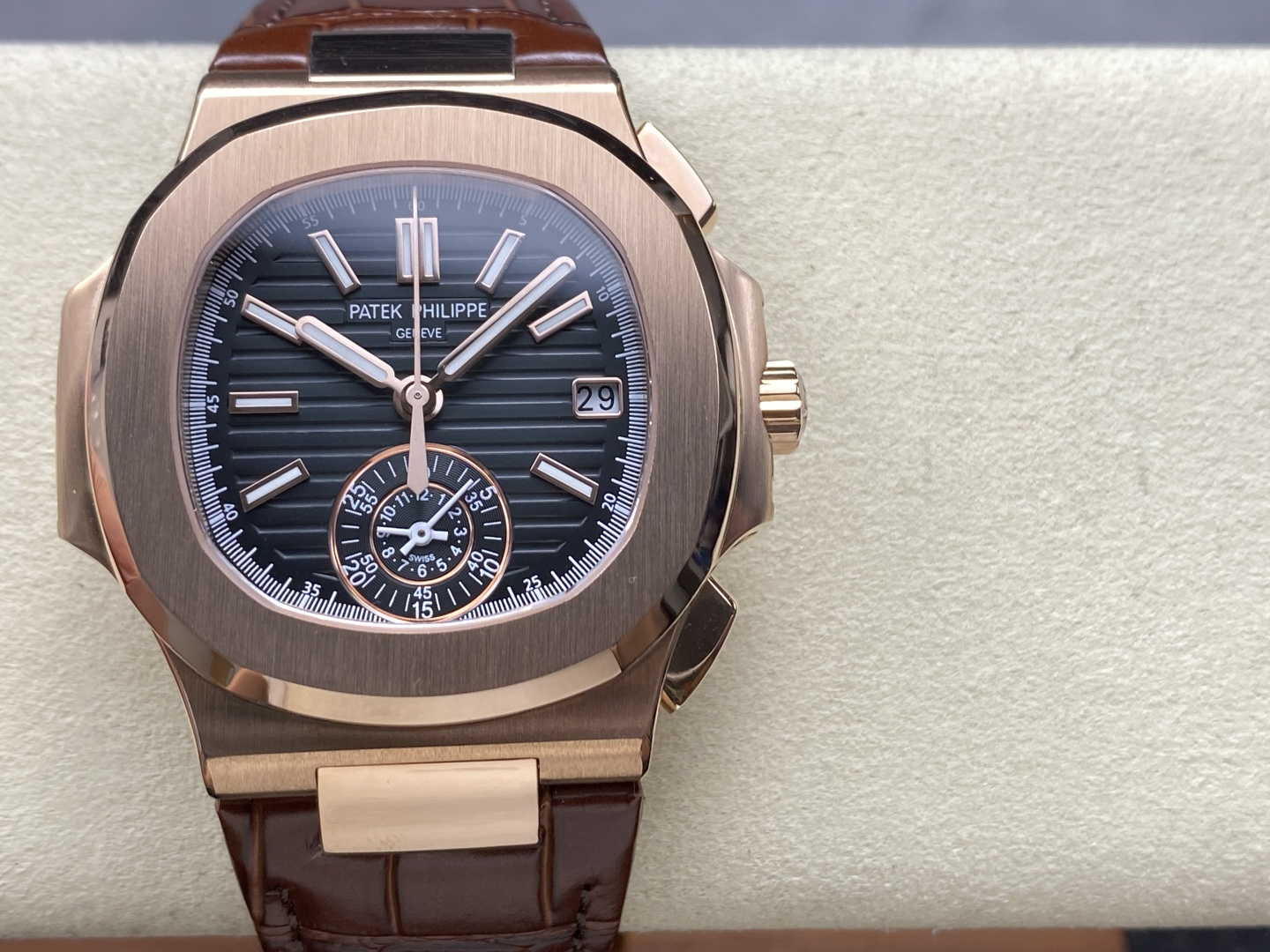 NO:392785,V2 version has real functions and is really small in seconds!  3K Factory Patek Philippe Nautilus/1A-014 multi-function chronograph watch V2 version, really small seconds, real functions!  [Case] ​​The watch size is 40.5 mm. The pillow-shaped case that is consistent with the authentic product uses two combinations of front brushed and side polished technology, with clear layers and full texture. It shows exquisite craftsmanship. [Watch strap] is tailored one to one with the original strap. The central polished part of each strap can present the shape of a diamond, showing high-end texture. [Movement] The 3K factory uses a customized version of PP.CH28-movement, which perfectly restores the authentic, hour, minute, second, date, and chronograph. The 3K craftsmanship is welcome to taste it, patek philippe19860909V2版真功能真小秒！3K工厂 百达翡丽鹦鹉螺/1A-014多功能计时腕表V2版本,真小秒、真功能！【表壳】腕表尺寸40.5毫米,同正品一致的枕型表壳采用正面拉丝,侧面抛光的两种工艺组合,层次感分明,质感十足.尽显精湛工艺.【表带】采用原装表带一比一量身打造,每节表带的中央抛光部位,都能呈现钻石的形状,尽显高级质感.【机芯】3K厂采用定制版PP.CH28-机芯,完美还原正品,时分秒,日期,和计时大秒功能.3K匠心之作,欢迎各位表友品鉴,,patek philippe,Watch
