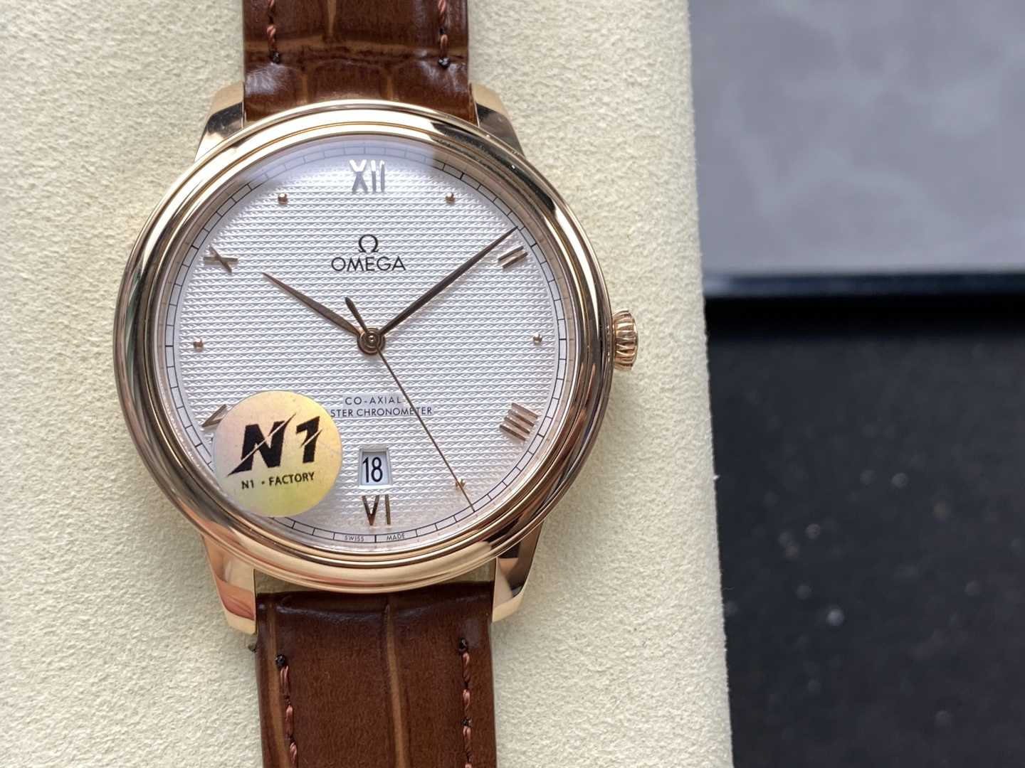 NO:157497,N1 Factory Omega transparent bottom new Dishfei elegant kinetic energy series watch N1 is produced only to inherit the classics, butterfly flying to the highest quality 41mm Master Chronometer watch This watch case is 41mm, the entire watch is original molded, the overall case is made of original stainless steel material and synchronous original polishing technology, with a thickness of 11mm consistent with the original version, making it the thinnest on the entire network!  !  !  The arched dial has been processed with dark blue PVD, and it has irregularly arranged vertical textures printed on it, presenting the polishing effect of sun rays. The font size of the six-digit calendar window, including the calendar disc, is the same as the original. The steel belt and raw ears are also made one-to-one with the original mold. The same polishing technology as the genuine product can be used with the original. It is truly perfect and is not other ordinary products in the market. The belt buckle is a pin buckle that is the same as the original. It is equipped with an Omega Integrated Master Cyclone movement. Through the wear-resistant sapphire glass back, the operation of the movement is clearly visible. Butterfly please be sure of N1 production 