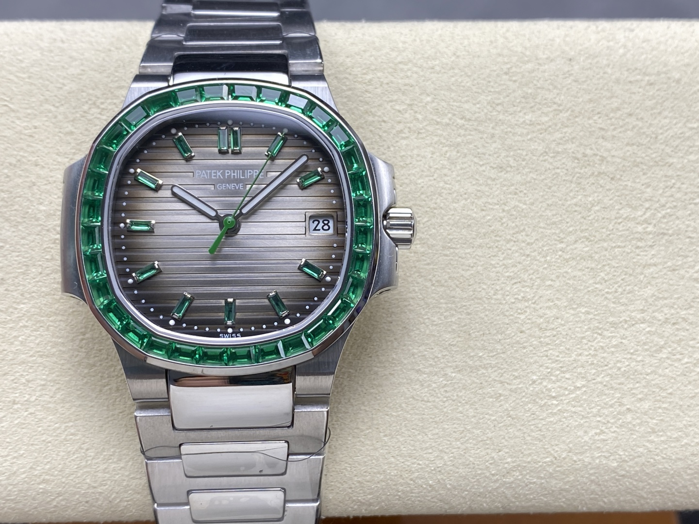 NO:715044,Produced by GR 1800 GR Dream Love Watch Patek Philippe PP Hidden Women's Watch Nautilus GR Factory's latest masterpiece Patek Nautilus series high-looking women's watch PB2 ceiling style, complete with eight diamonds [Super God's top version] Patek Philippe's sporty and elegant Nautilus women's watch P is coming!  Welcome to compare details Nautilus Series 1 is equipped with a customized version of 9015 machine-modified Cal. 324sc automatic movement, kinetic energy storage of 45 hours, vibration frequency of 28800 per hour. 2316L customized ergonomic strap!  3Watch size 35.2MM 4Inlaid with rubies, sapphires, emeralds, and white T-tiles of different colors of gemstones 5Double-sided anti-glare sapphire crystal glass. 6The color of the letters is consistent with the original. 'No one can own a Patek Philippe, it is just kept for the next generation.' Elegant and majestic, it perfectly interprets the fashion taste of working women, while being elegant and yet powerful and domineering. GR Factory's ingenious masterpiece, watch friends are welcome to taste and give gifts for the best luxury recommendations, please look for GR  exclusive quality, patek philippe19860909GR 出品 1800 GR 梦中情表 百达翡丽 PP 隐藏款女表鹦鹉螺GR Factory最新力作 百达鹦鹉螺系列高颜值女表PB2天花板款式,八大金刚全齐【超神之作 顶级版本】百达.翡丽运动优雅鹦鹉螺女款腕表P强势来袭！欢迎对比细节鹦鹉螺系列 1搭配定制版9015机改Cal.324sc自动机芯,动能储存45小时,振频28800每小时. 2316L定制级人体工程学表带！ 3腕表尺寸35.2MM 4镶嵌红宝石,蓝宝石,祖母绿,白T方砖不同色彩的宝石 5表镜双面防眩目蓝宝石水晶玻璃. 6字面色泽均与正品一致. “没人能拥有百达翡丽,只不过为下一代保管而已.” 优雅大气 完美演绎职场女性的时尚品味,在优雅之余又不失强悍霸气.GR Factory匠心力作 欢迎表友品鉴送礼最佳奢华推荐请认准GR 独家品质,,patek philippe,Watch