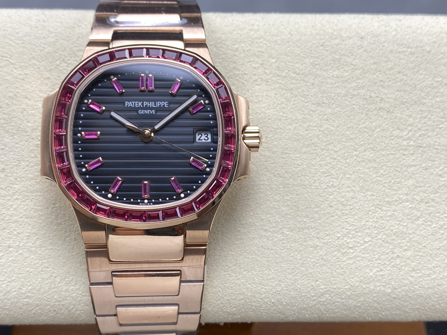 NO:157550,GR Patek Philippe Hidden Female Nautilus Patek Nautilus Women's Series High-Precision Women's Watch, Ceiling Style, Complete Eight King Kongs [2025 Super God Work Top Version] Patek Philippe Sports and Elegant Nautilus Women's Watch P is coming!  Welcome to compare details Nautilus series 1 with a customized version of 9015 machine modified Cal.324sc automatic movement, kinetic energy storage for 45 hours, vibration frequency of 28,800 per hour. 2316L custom-grade ergonomic strap!  3 watch size 35.2MM 4 gems inlaid with rubies, sapphires, emeralds, white square tiles of different colors 5 watch mirrors double-sided anti-glare sapphire crystal glass. 6 literal colors are consistent with the authentic ones. 